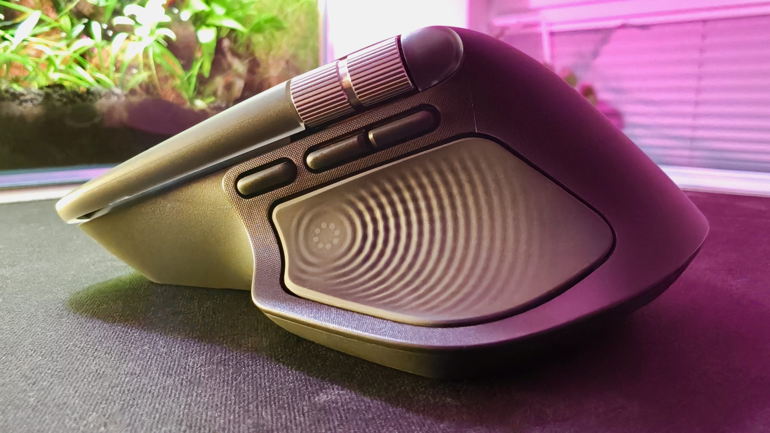 Pełny profil boczny Logitech MX Master 4, widoczny panel kciuka i wszystkie przyciski