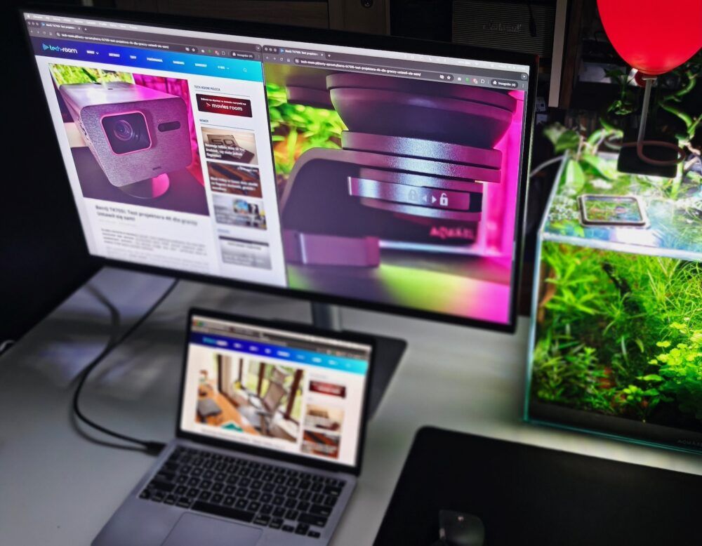 Praca na dwa ekrany - MacBook Air M1 i BenQ MA320U z otwartymi oknami przeglądarki