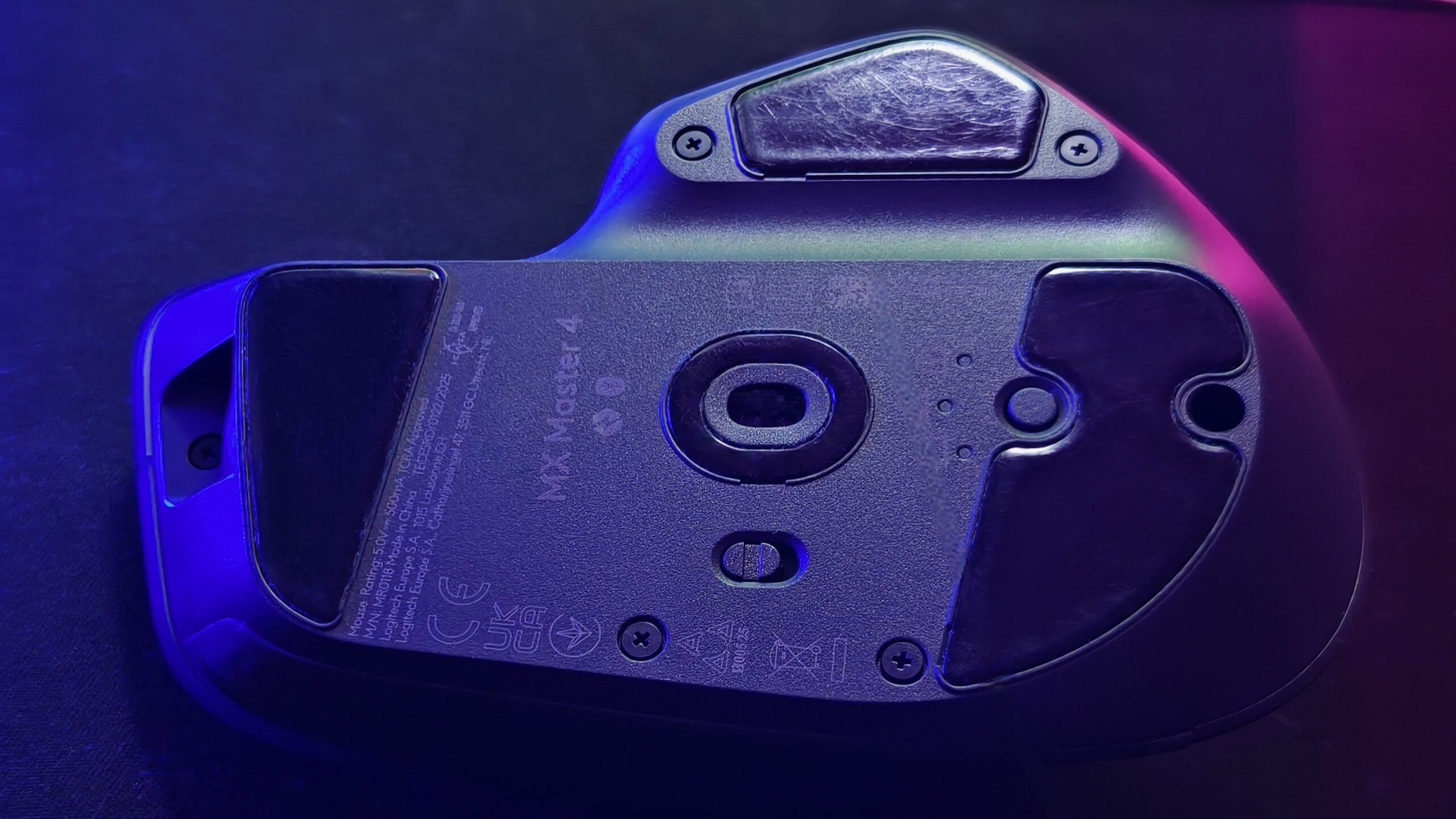 Spód myszy MX Master 4 z sensorem Darkfield i ślizgaczami