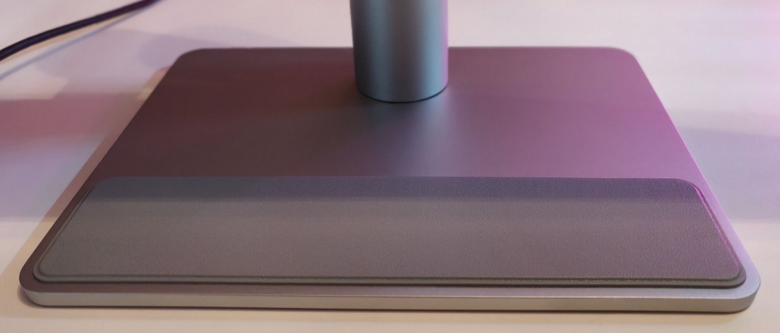 Srebrna podstawa monitora BenQ MA320U z gumowaną strefą na akcesoria