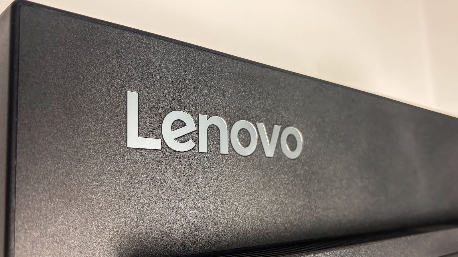 Srebrne logo Lenovo na matowej, tylnej obudowie monitora ThinkVision T24-40