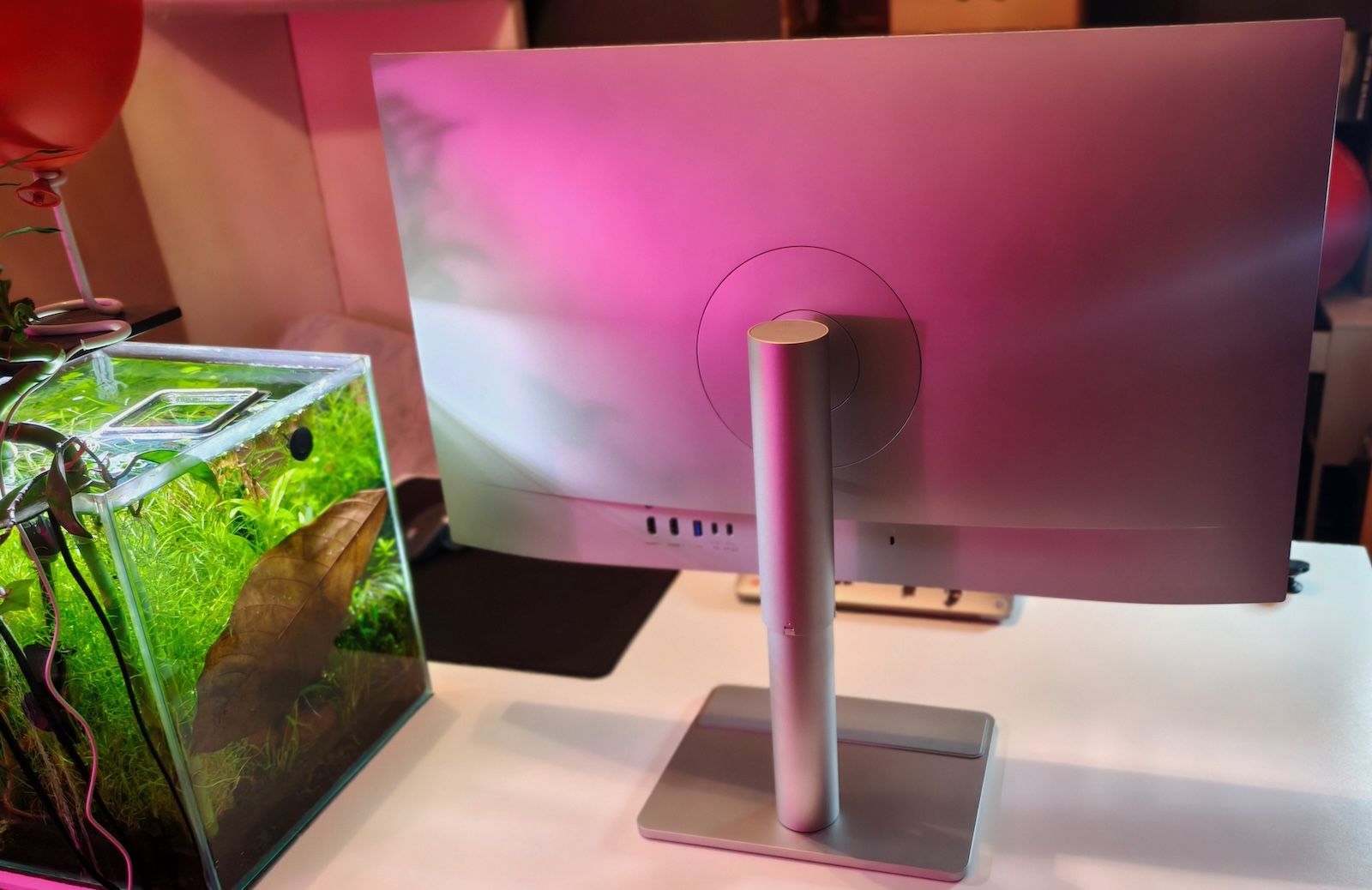 Tył monitora BenQ MA320U w kolorze srebrnym, widoczne mocowanie podstawy