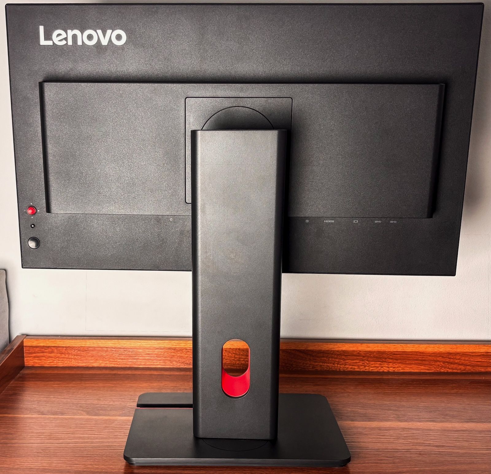 Tylna obudowa monitora Lenovo ThinkVision T24-40, widoczna ergonomiczna podstawa i otwór do zarządzania kablami