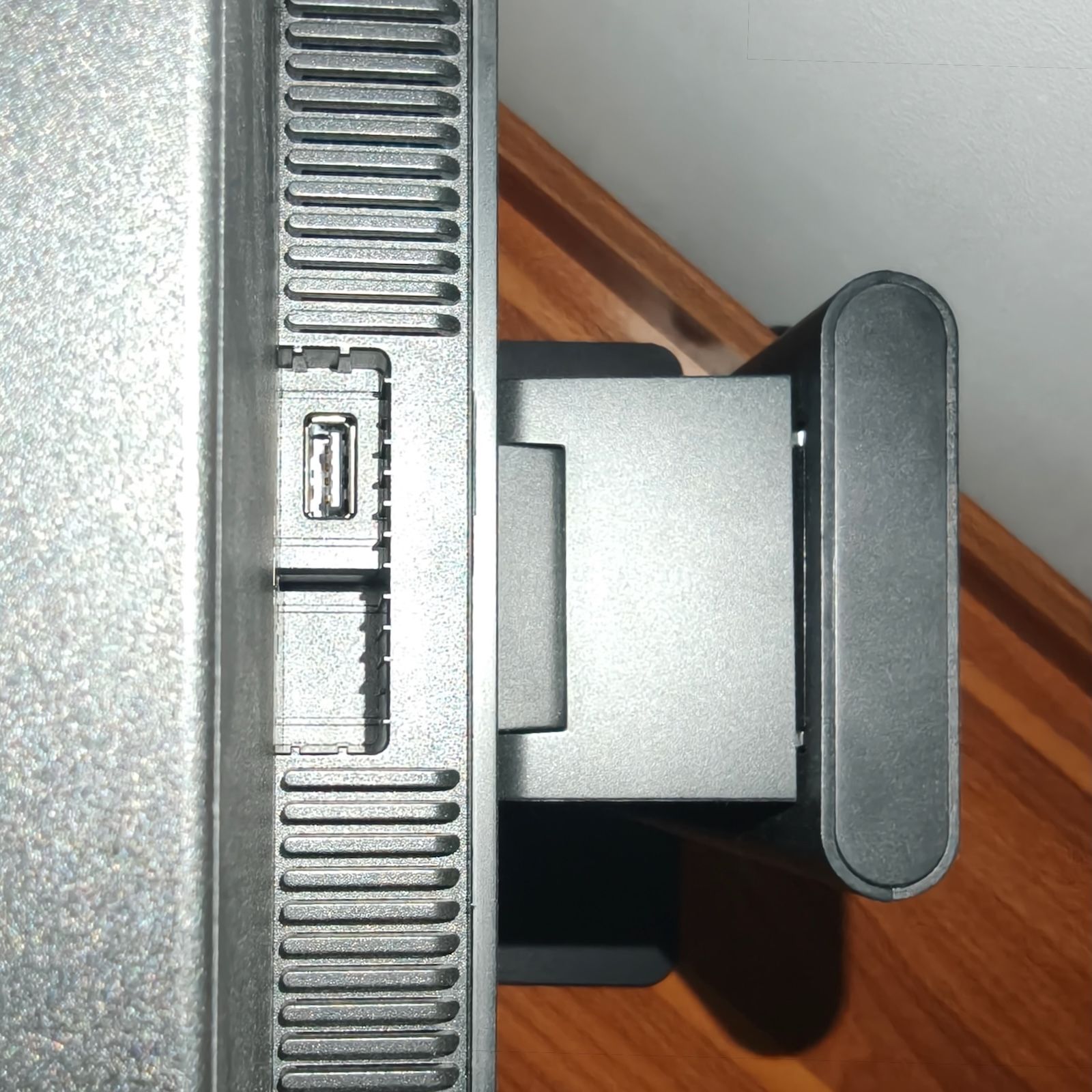 Widok z góry na łatwo dostępny port USB-A, umieszczony na górze obudowy monitora Lenovo ThinkVision T24-40