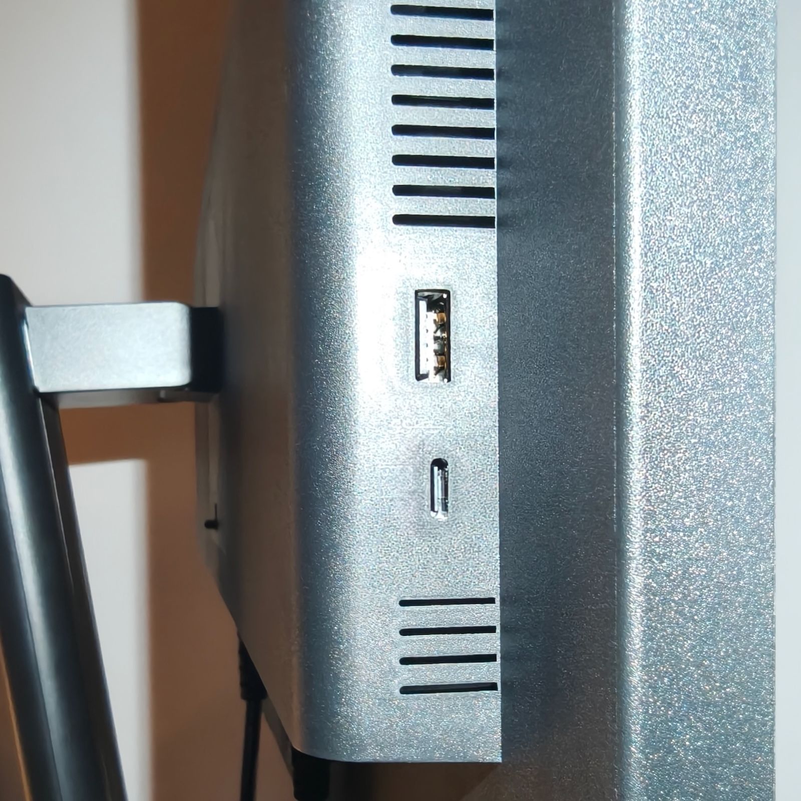 Zbliżenie na boczne porty monitora Lenovo T24-40, widoczny port USB-A i mylący port USB-C