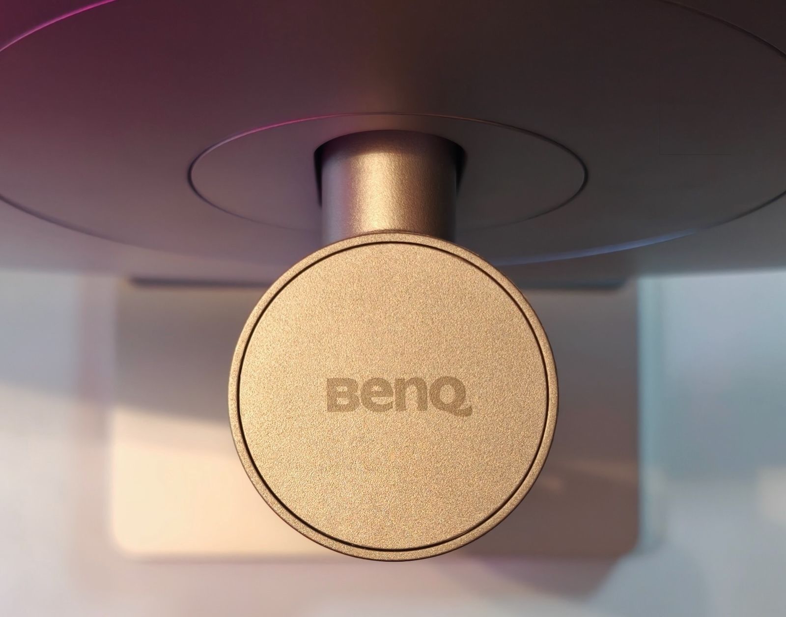 Zbliżenie na złote logo BenQ na tylnym zawiasie monitora
