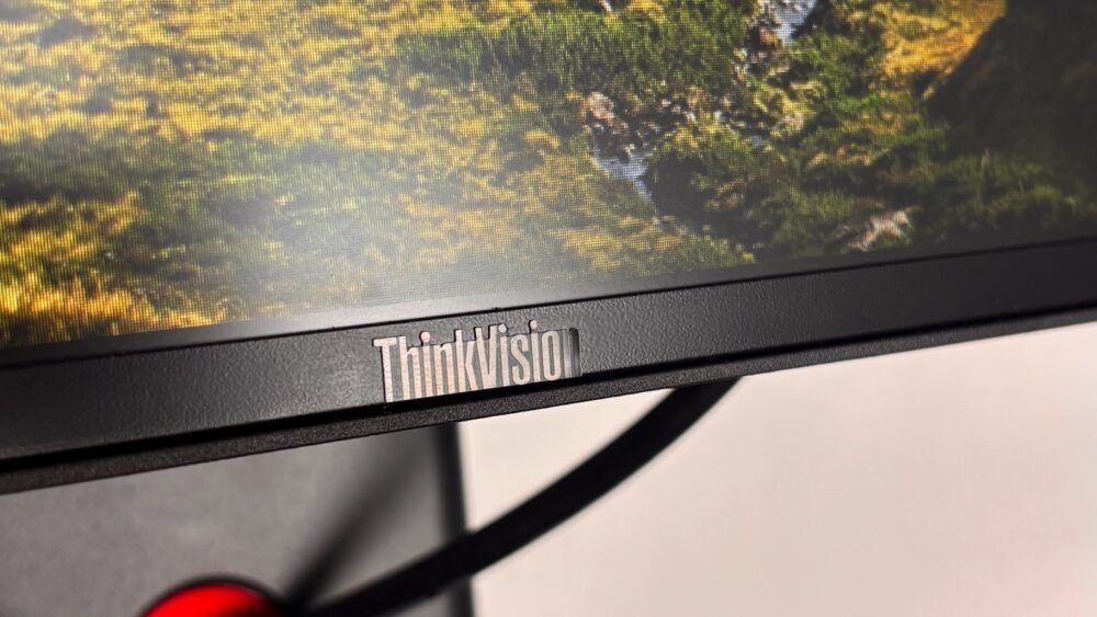Zbliżenie na logo ThinkVision na dolnej, cienkiej ramce monitora T24-40