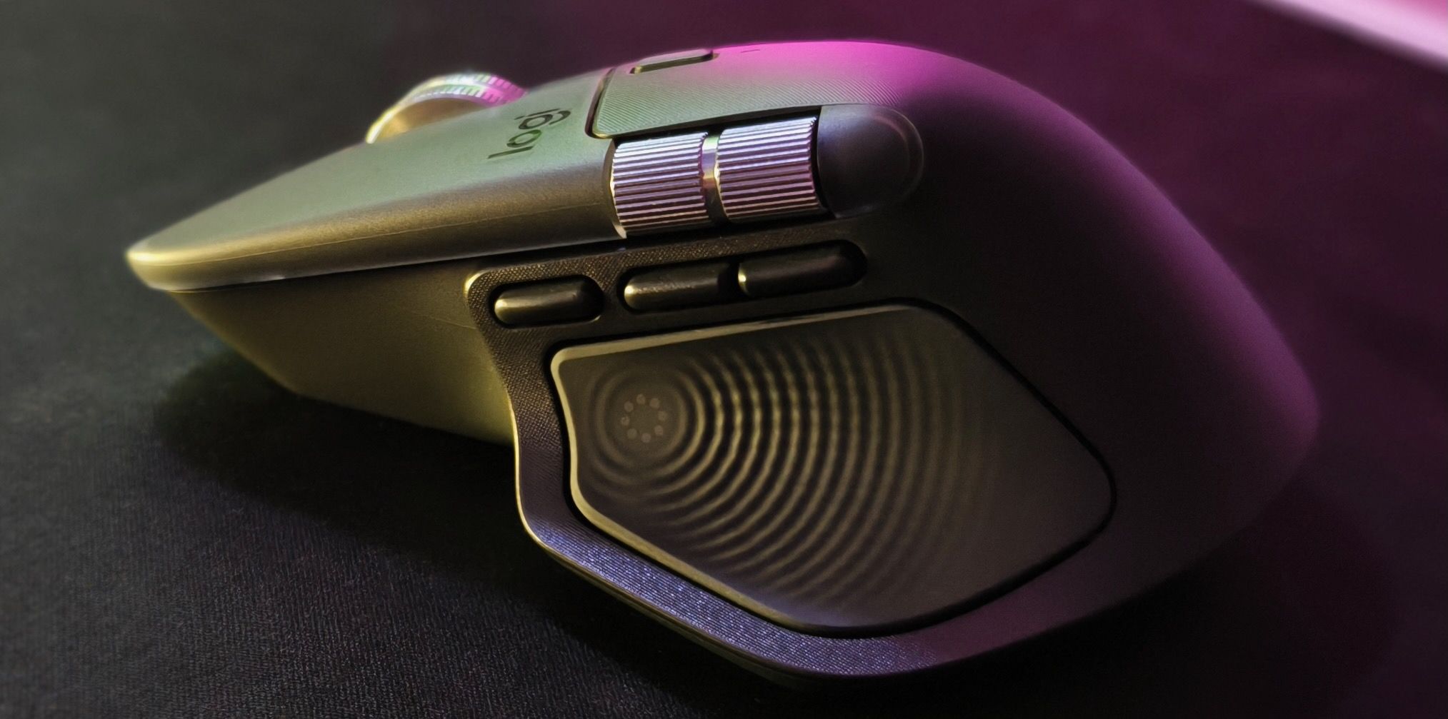 Zbliżenie na panel boczny Logitech MX Master 4: kółko poziome, przyciski Wstecz/Dalej oraz panel haptyczny.