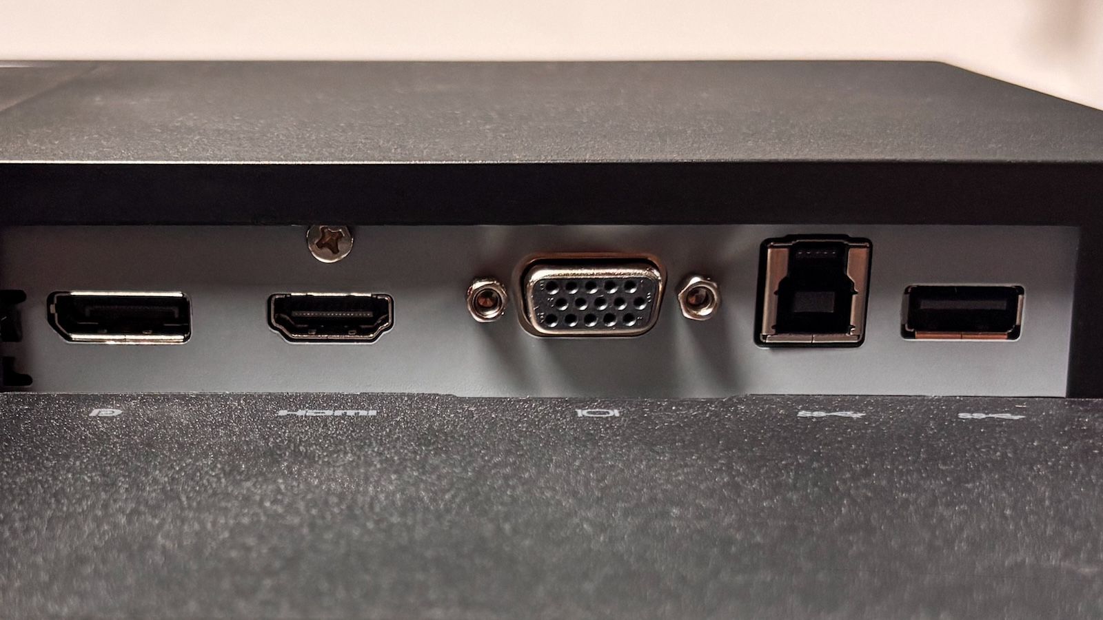 Zbliżenie na porty monitora Lenovo T24-40 - widoczne złącza DisplayPort, HDMI, VGA, USB-B i USB-A