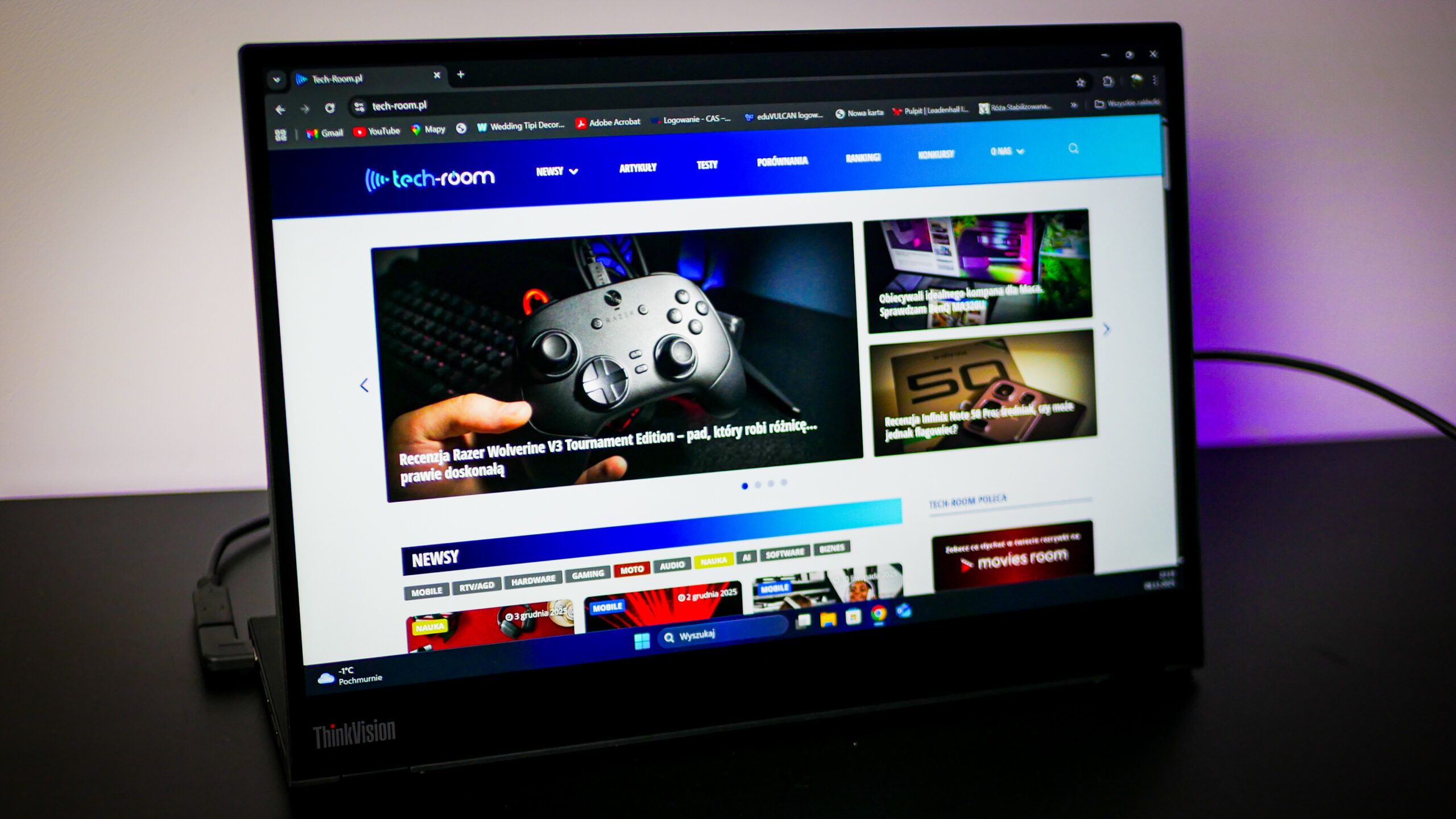 Lenovo M14t Gen 2 podłączony do laptopa przez USB-C