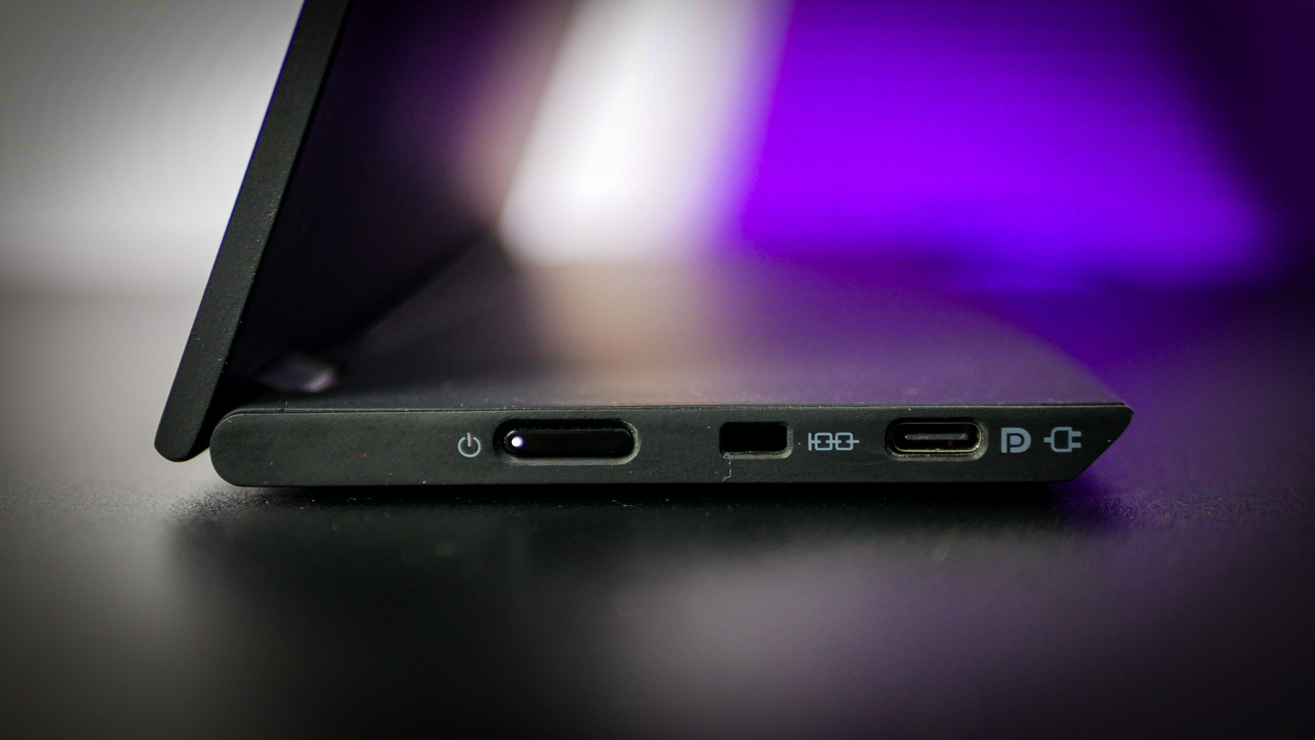 Lenovo M14t Gen 2 podłączony do laptopa przez USB-C
