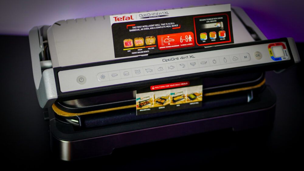Grill elektryczny Tefal OptiGrill XL GC784D30 zamknięty na blacie kuchennym