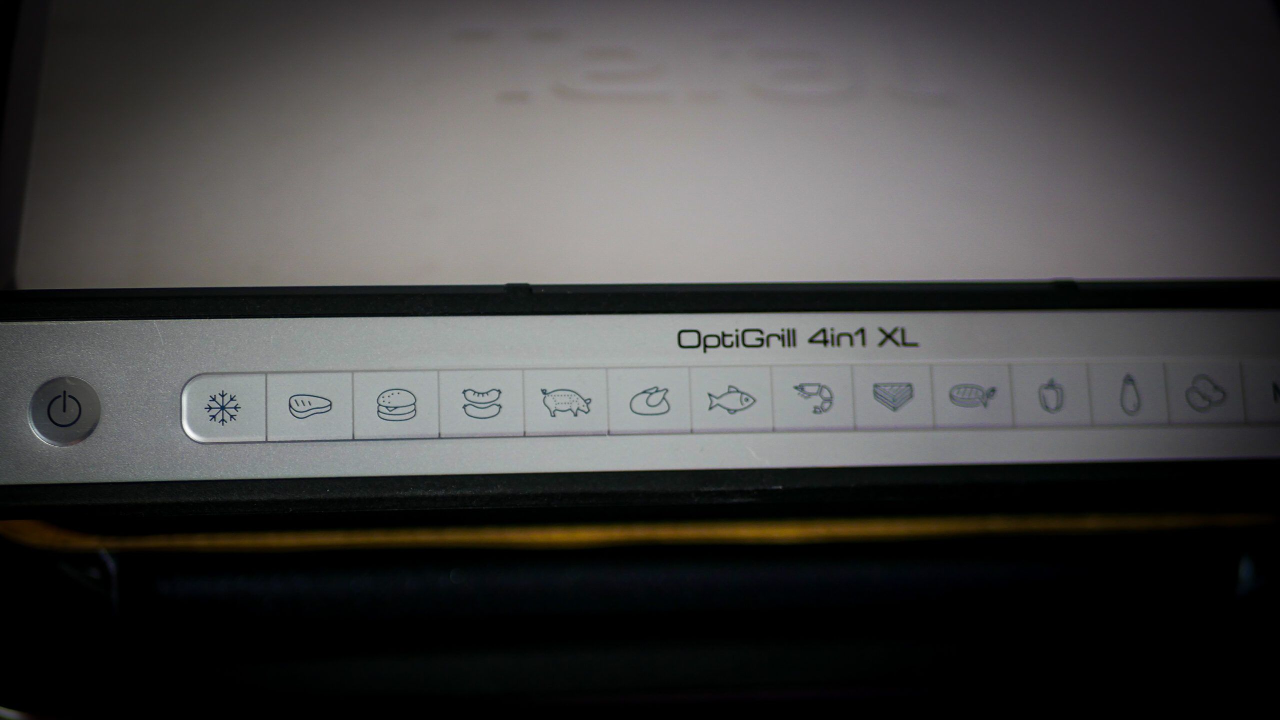 Grill elektryczny Tefal OptiGrill XL GC784D30 zamknięty na blacie kuchennym