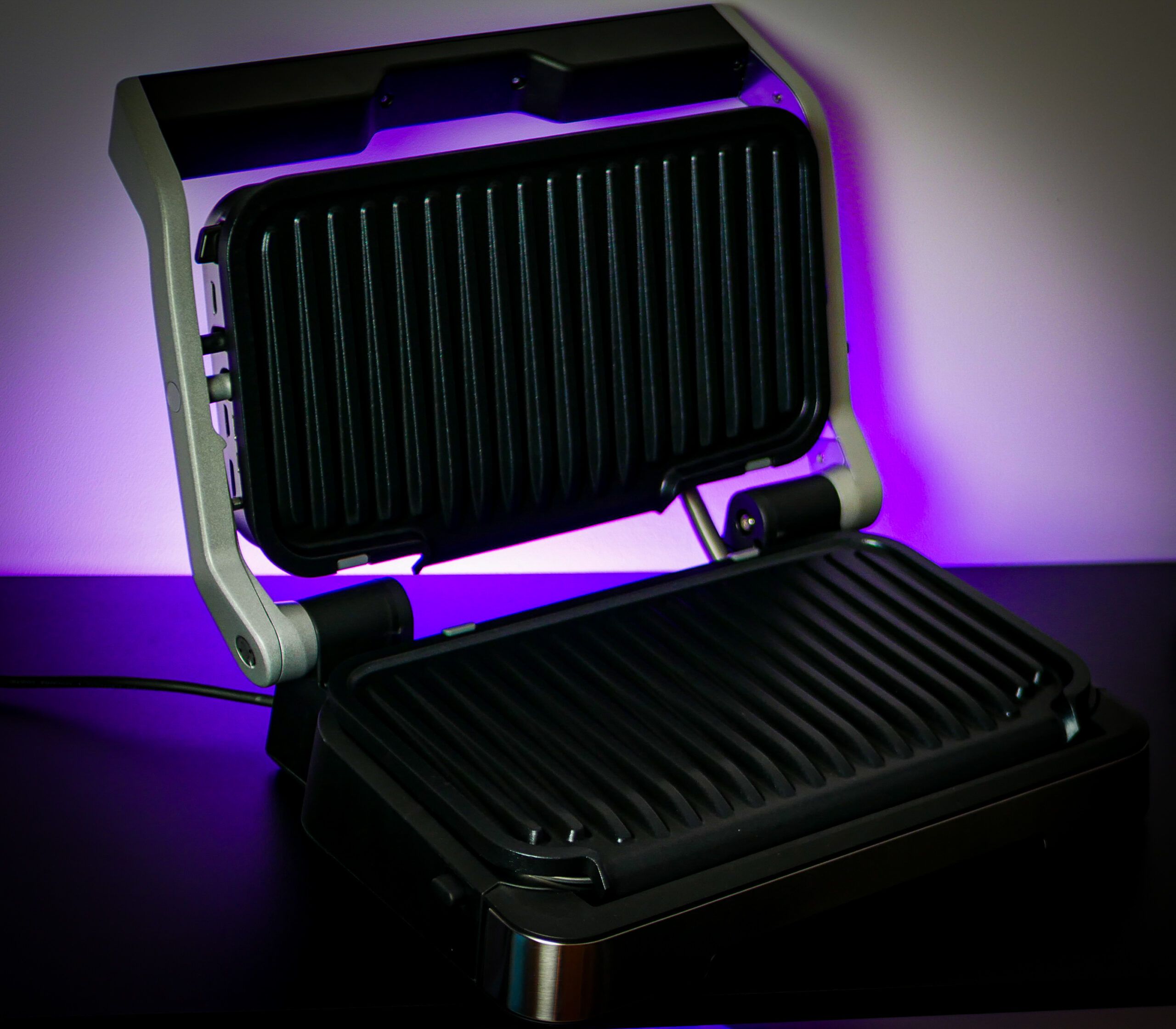 Tefal OptiGrill XL w trybie rozłożonym z grillowanym mięsem i warzywami