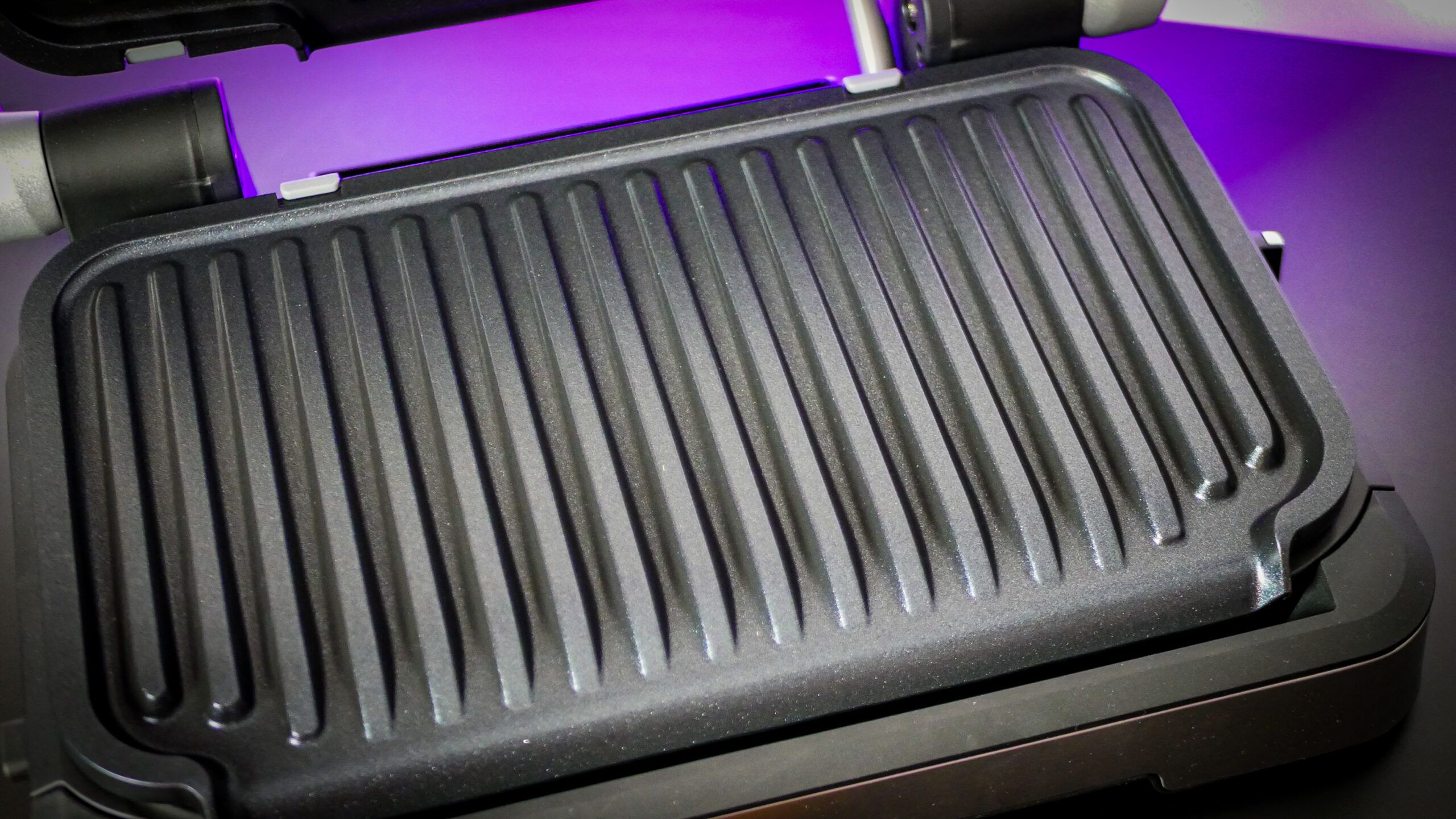 Tefal OptiGrill XL w trybie rozłożonym z grillowanym mięsem i warzywami