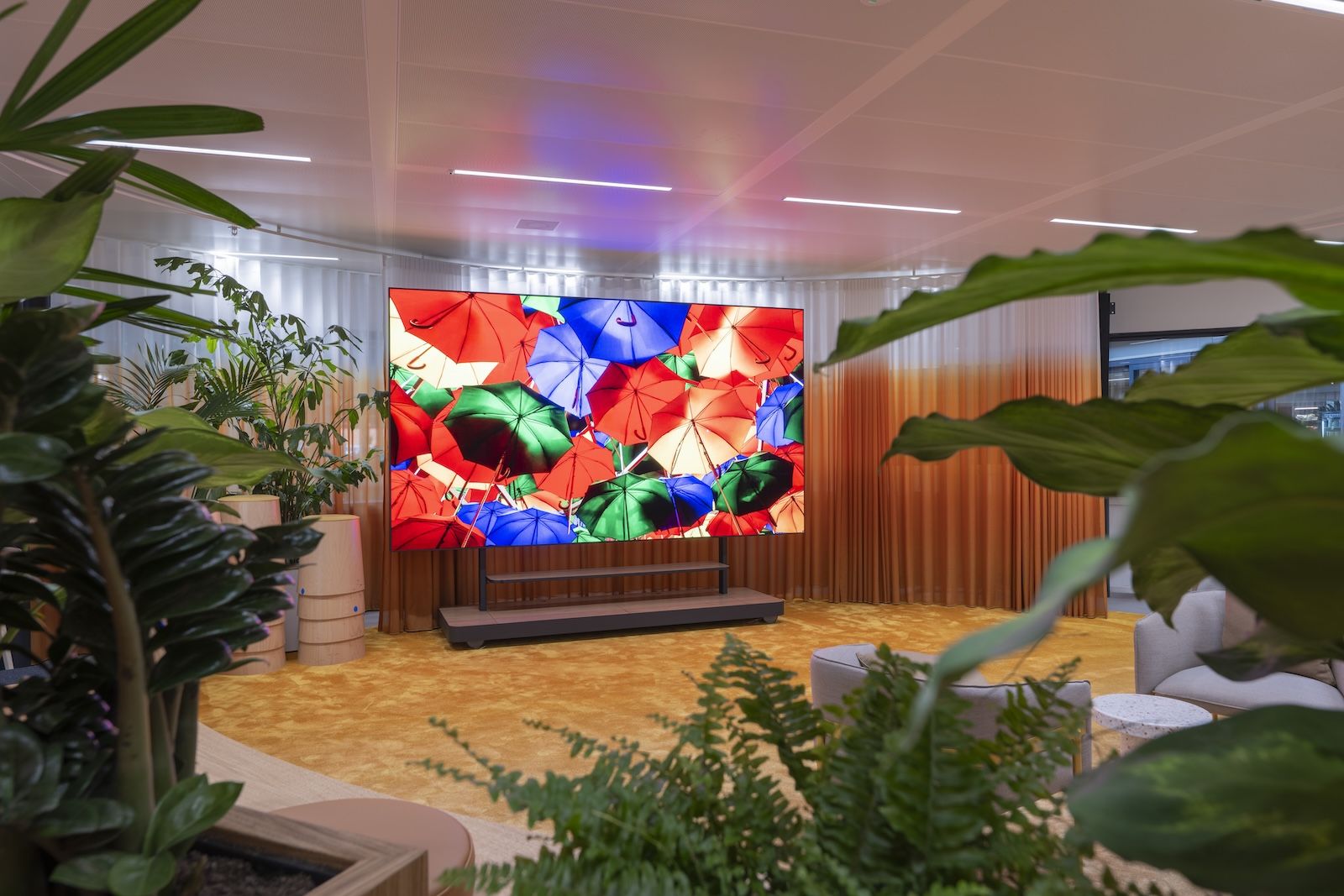 Ogromny ekran Sony Crystal LED z motywem kolorowych parasolek w strefie relaksu nowej siedziby Miro