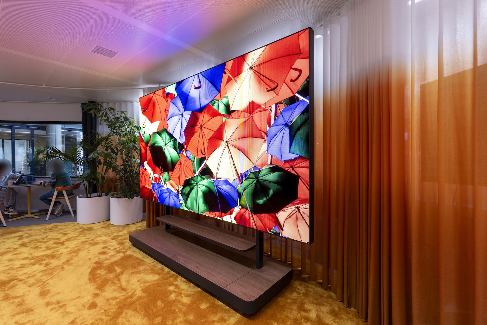 Wielkoformatowy wyświetlacz modułowy Sony Crystal LED na stelażu w jasnej przestrzeni eventowej biura Miro