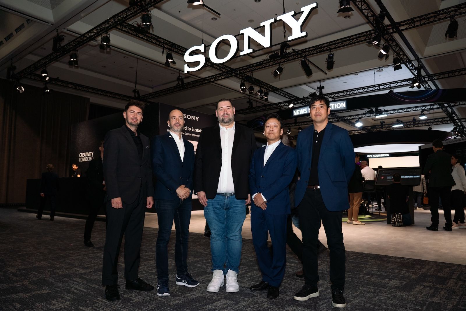 Zarząd AV-Professional oraz przedstawiciele Sony Europe podczas oficjalnego ogłoszenia współpracy na targach IBC w Amsterdamie