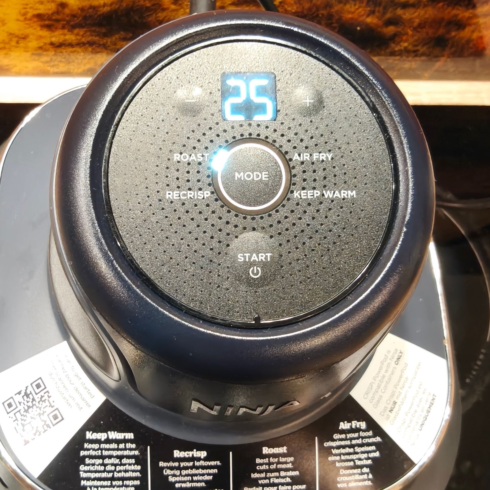 Aktywny panel sterowania głowicy Ninja Crispi z wybranym trybem Roast i ustawionym czasem dwudziestu pięciu minut