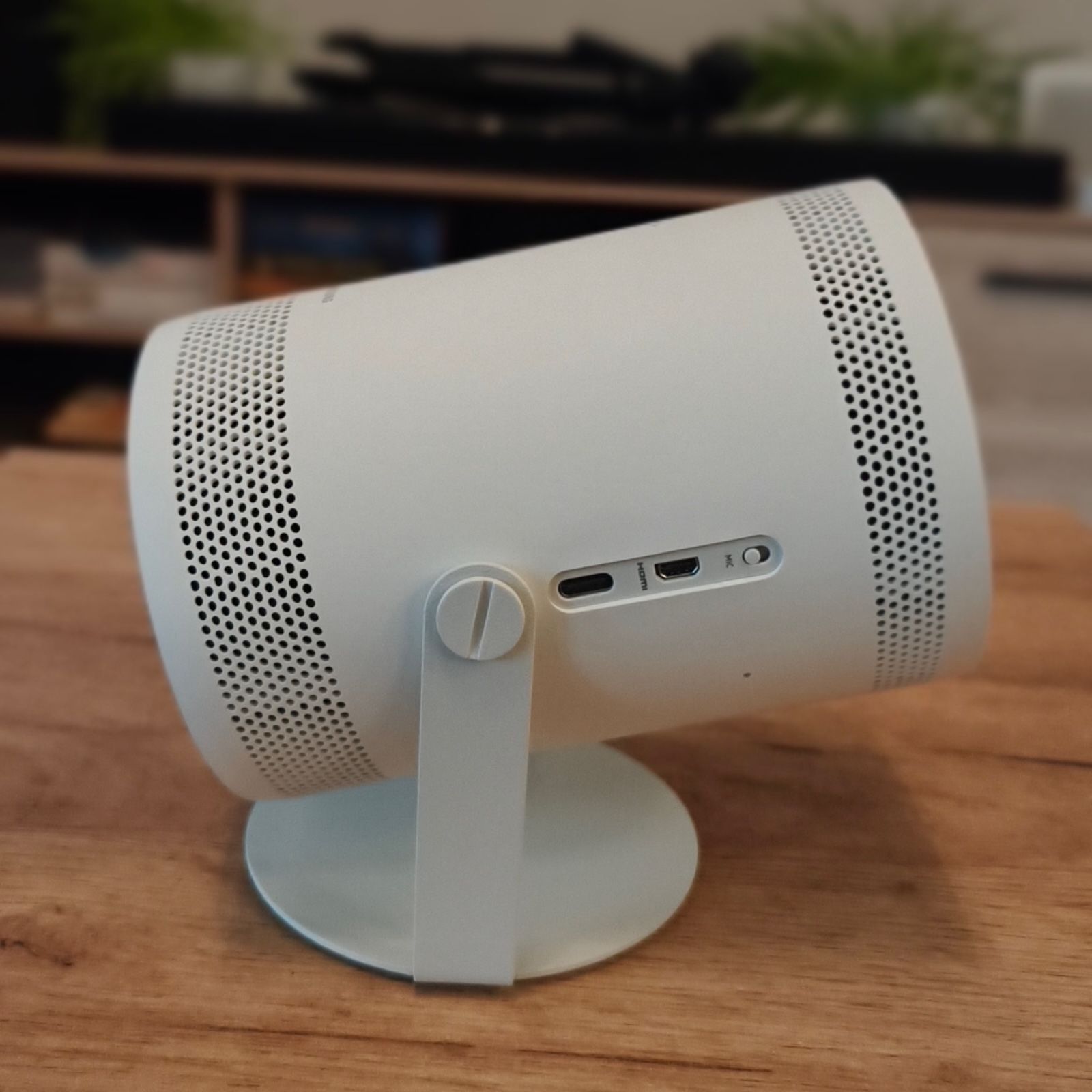 Boczny panel złączy w projektorze Samsung The Freestyle Gen 2, pokazujący wejście zasilania USB-C, mały port micro-HDMI oraz przełącznik mikrofonu