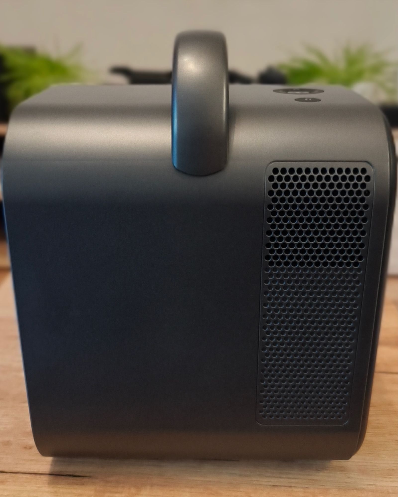 Boczny profil projektora ETOE Seal Pro o ciemnoszarej, matowej obudowie, ukazujący rączkę do przenoszenia oraz boczne otwory wentylacyjne układu chłodzenia