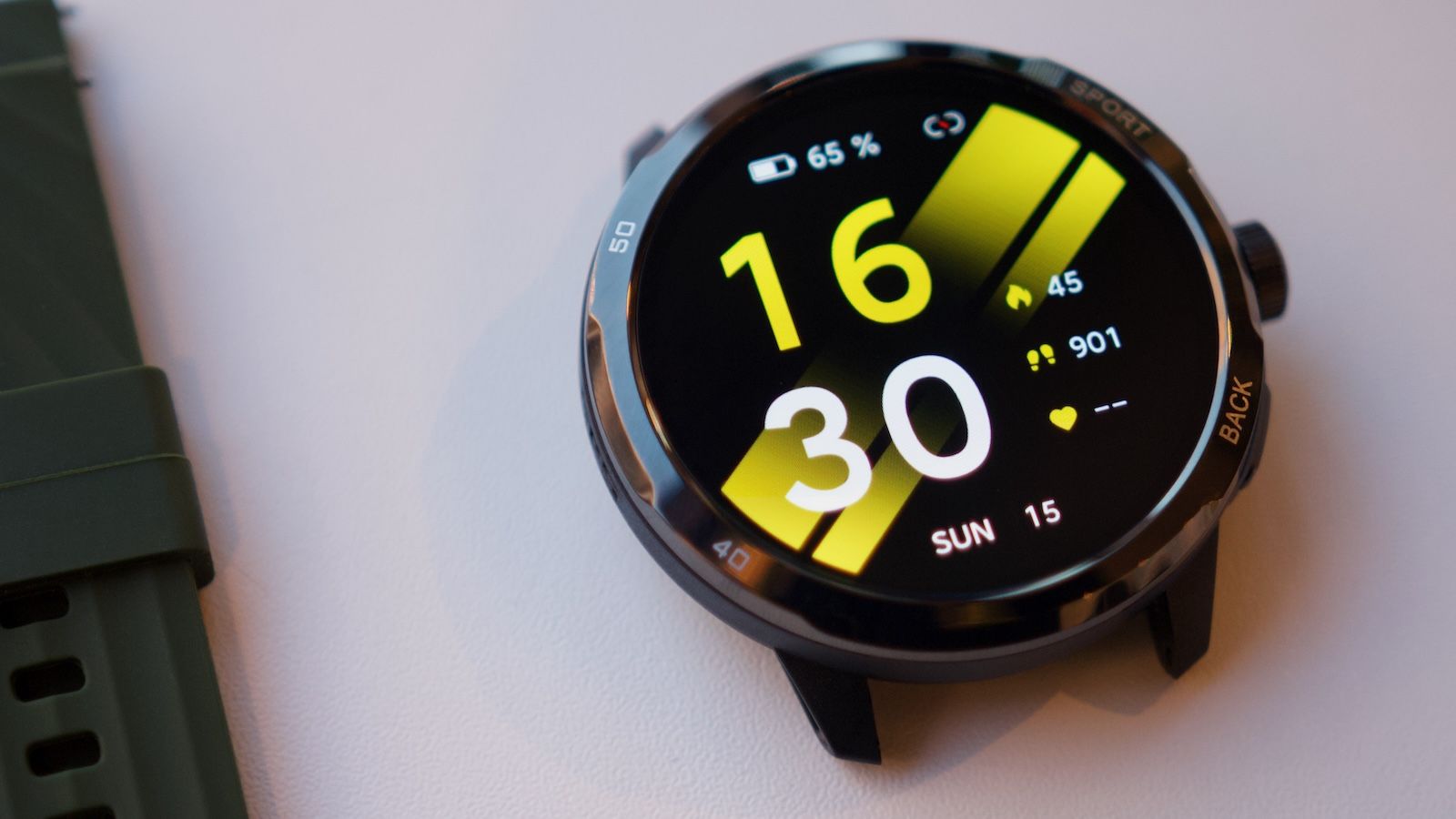 Jasny ekran AMOLED zegarka Ulefone Armor Watch Pro wyświetlający sportową, żółto-czarną tarczę cyfrową