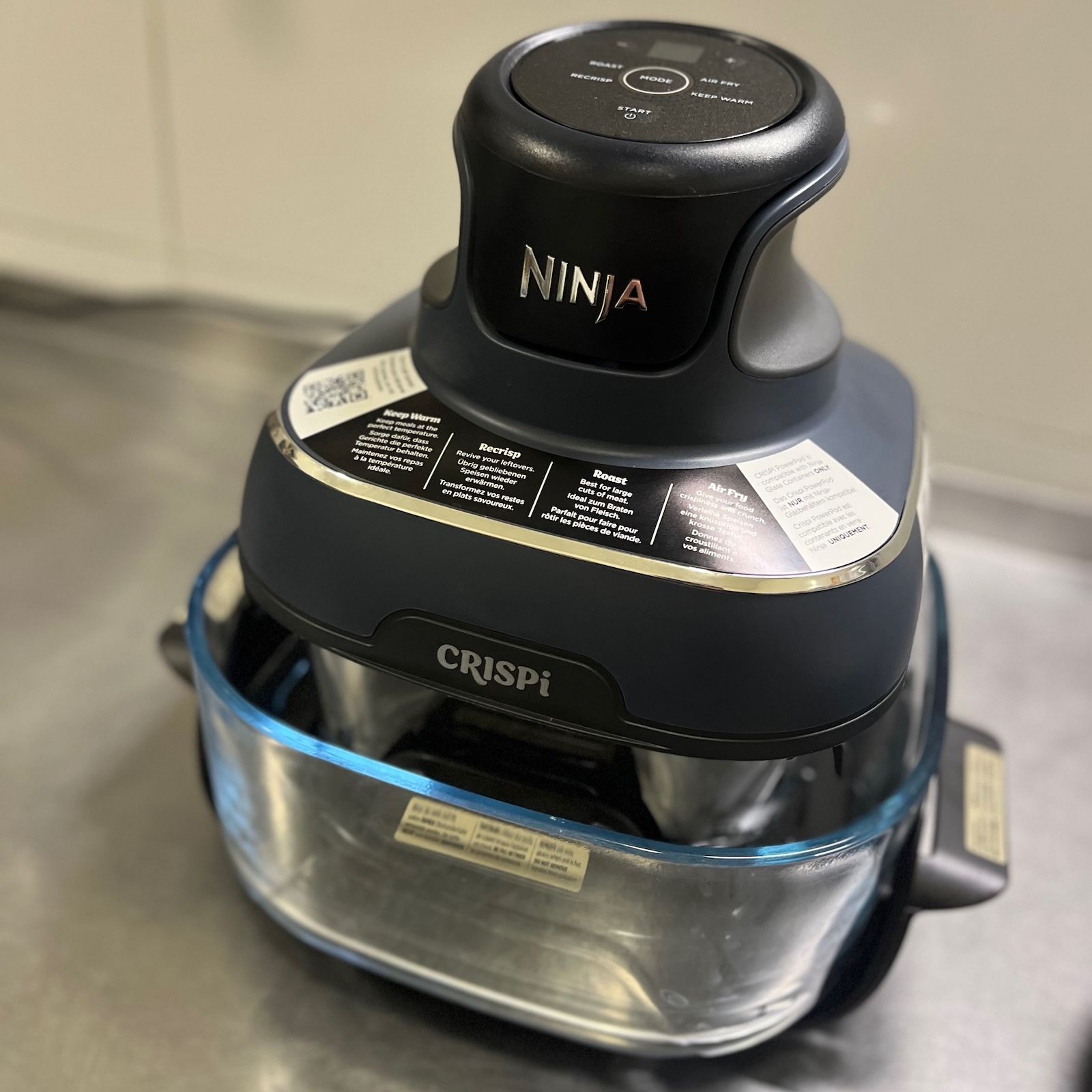 Kompletny i złożony system Ninja Crispi stojący na blacie ze szklanym naczyniem na dole i głowicą na górze