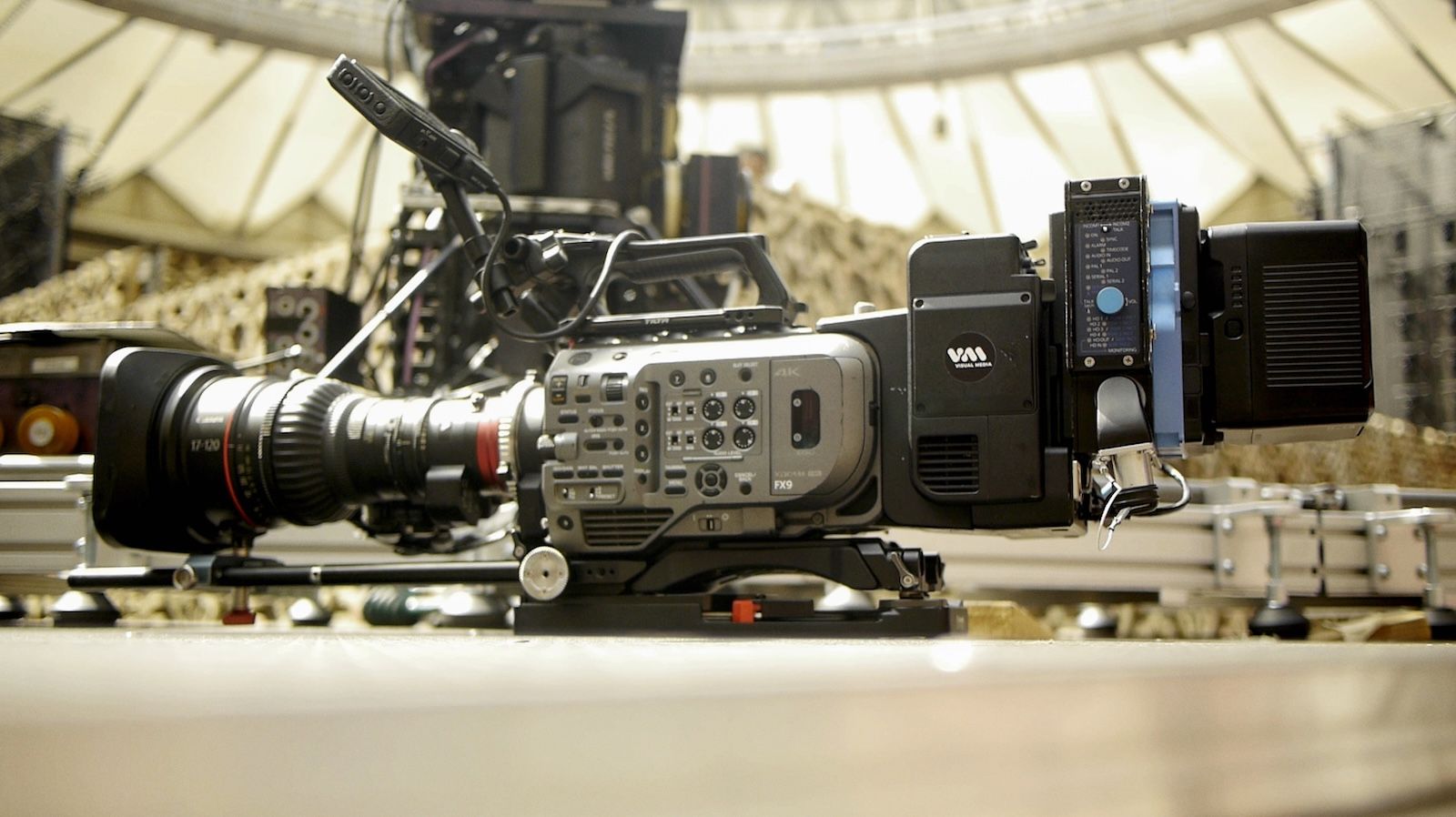 Profesjonalna kamera kinowa Sony Fx9 z zamontowanym obiektywem transmisyjnym, przygotowana na wózku kamerowym do relacji z koncertu