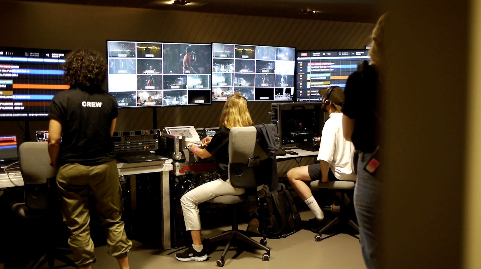 Reżyserka i zespół realizacyjny Visual Media podczas pracy na żywo, kontrolujący parametry obrazu z wielu kamer Sony na monitorach podglądowych