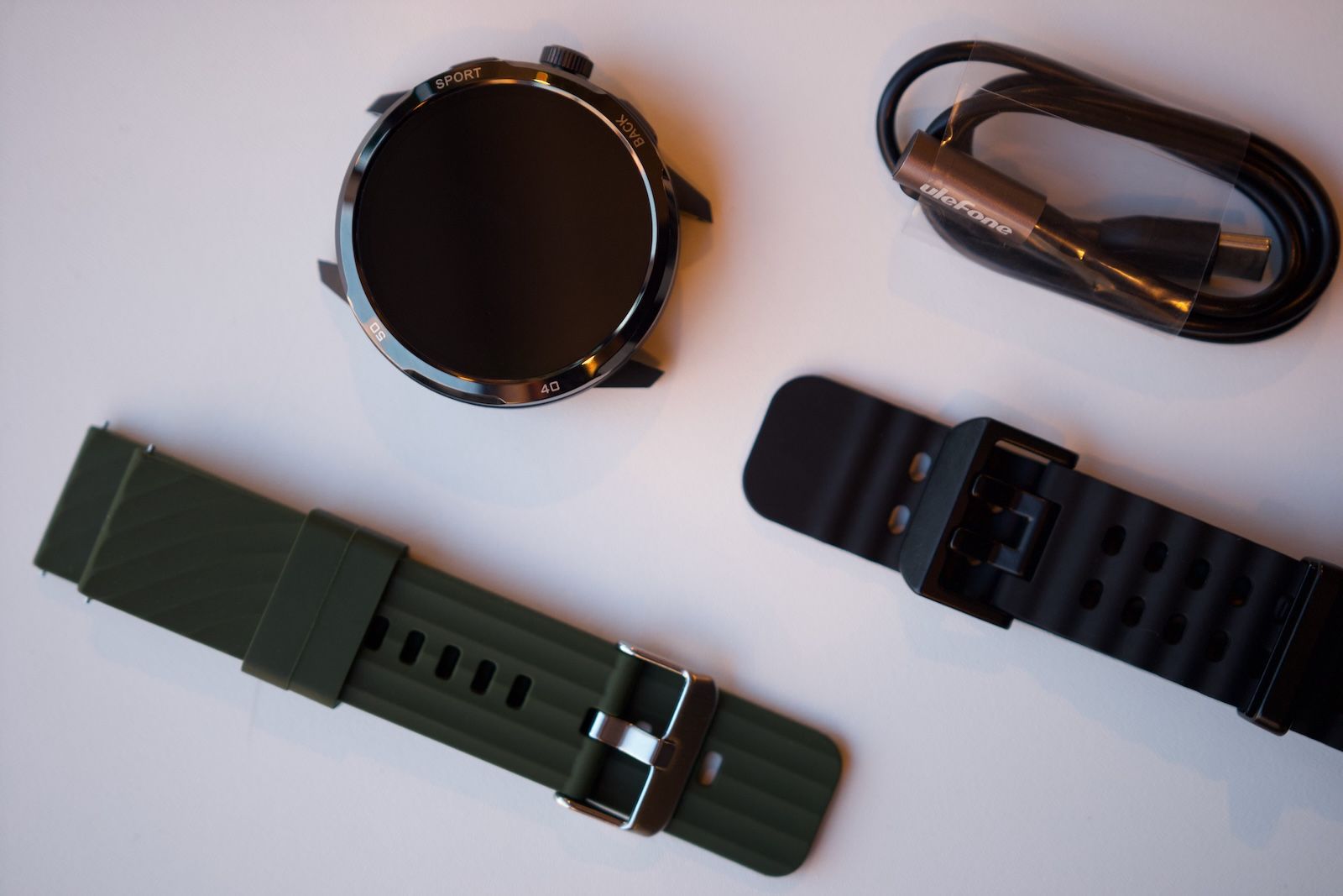 Rozpakowany Ulefone Armor Watch Pro z bogatym zestawem akcesoriów - zielonym i czarnym paskiem oraz kablem USB-C