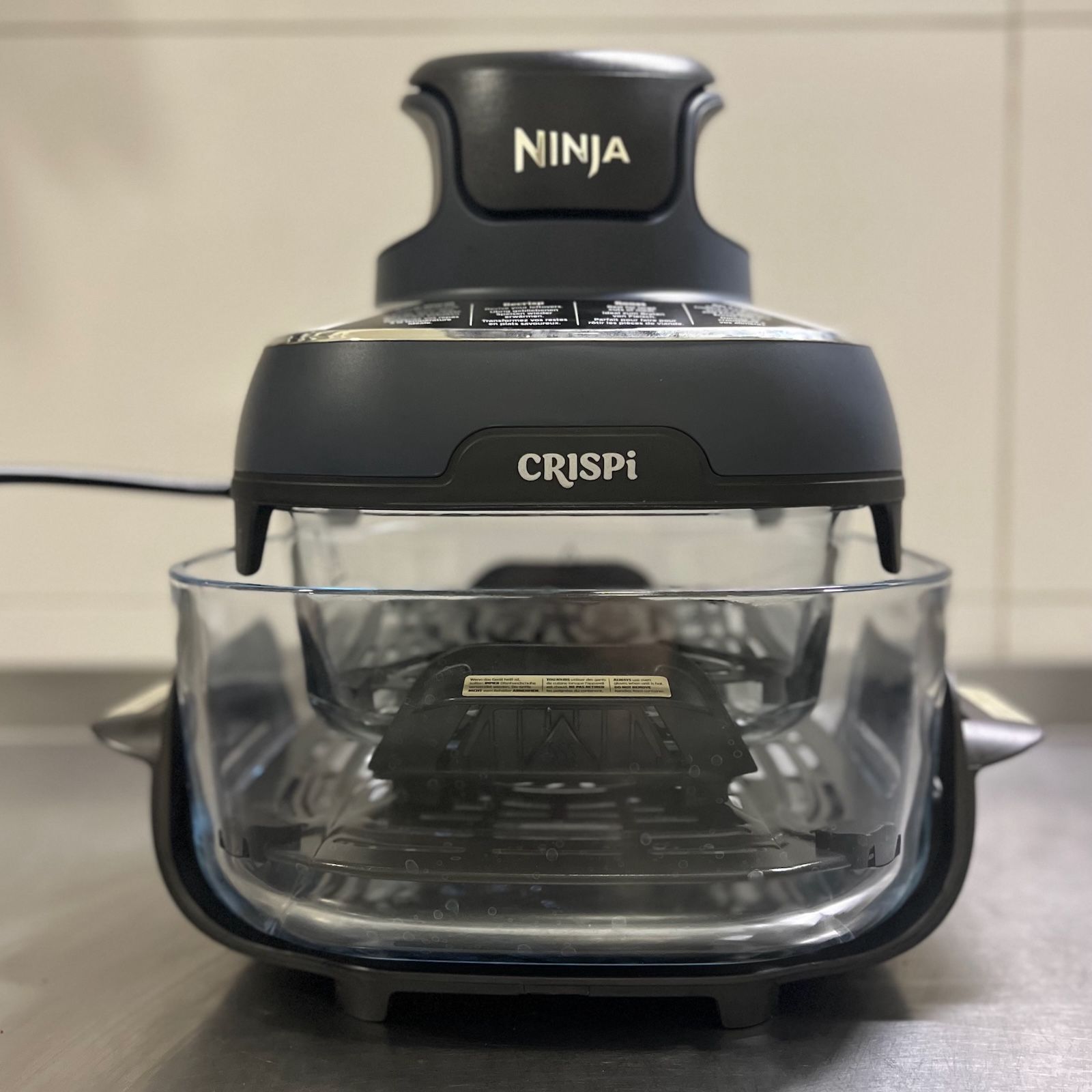 Sposób na kompaktowe przechowywanie systemu Ninja Crispi z mniejszym naczyniem schowanym wewnątrz dużej misy