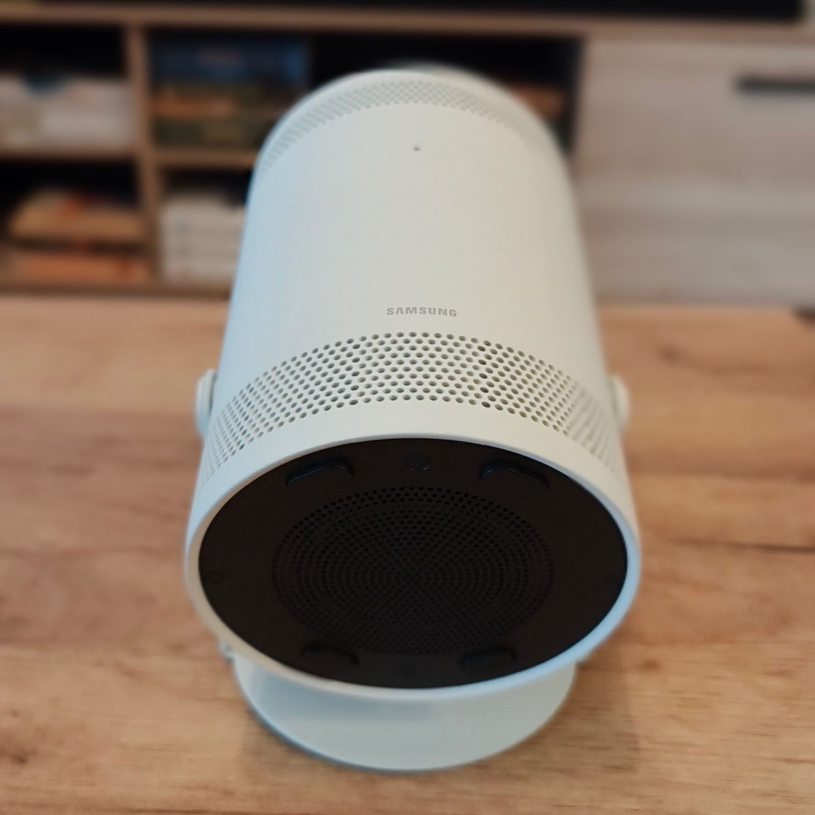 Tył projektora Samsung The Freestyle z widocznym logo producenta, otworami wentylacyjnymi i ciemną maskownicą wbudowanego głośnika 360 stopni