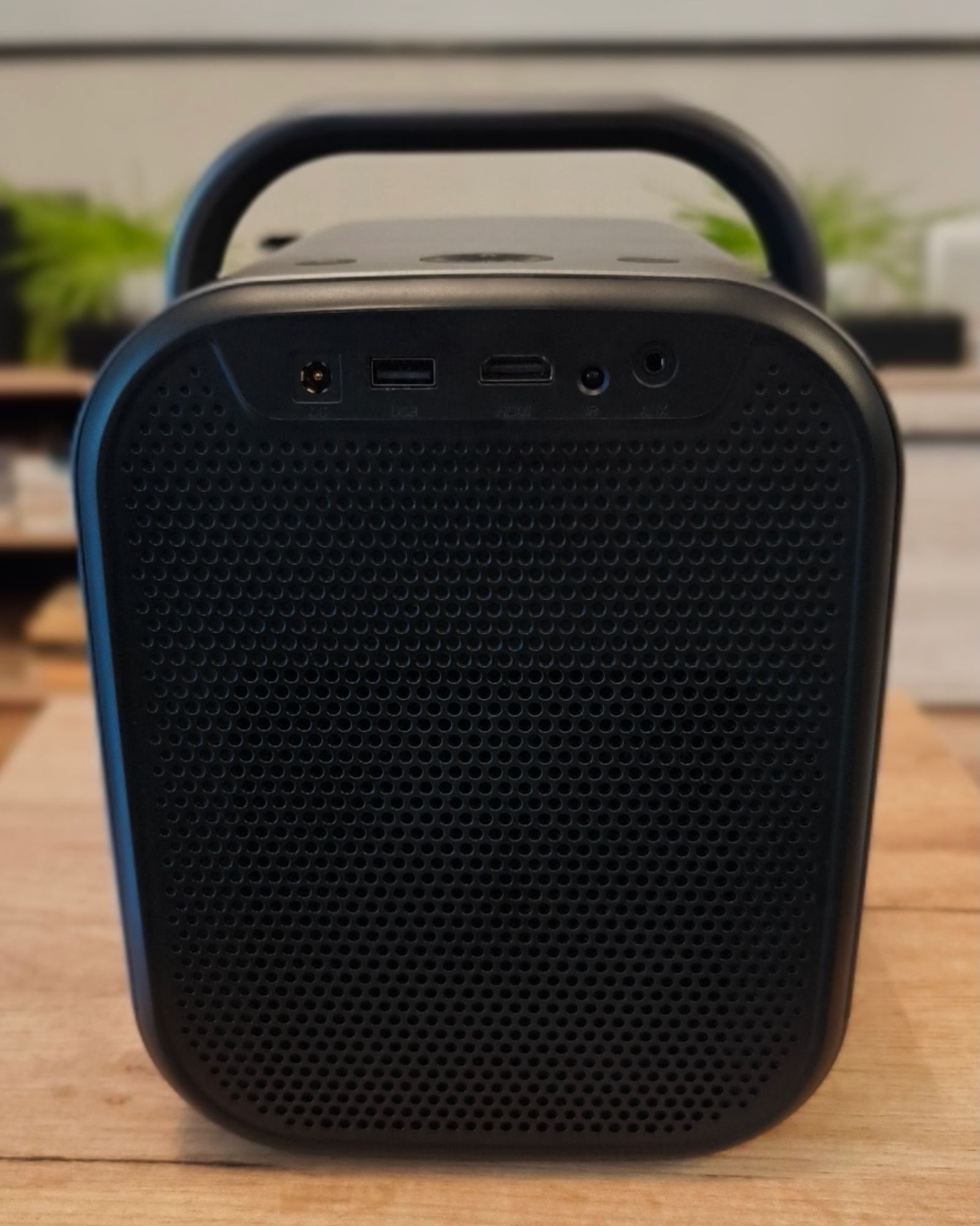 Tylny panel projektora ETOE Seal Pro z widocznym panelem złączy - gniazdem zasilania, portem USB, wejściem HDMI oraz wyjściem słuchawkowym AUX, umieszczonymi nad dużą maskownicą