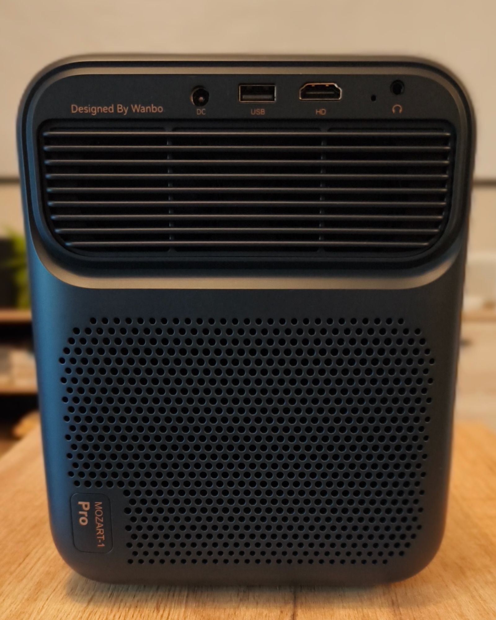 Tylny panel projektora Wanbo Mozart 1 Pro z portami HDMI, USB, DC, AUX i kratką wentylacyjną