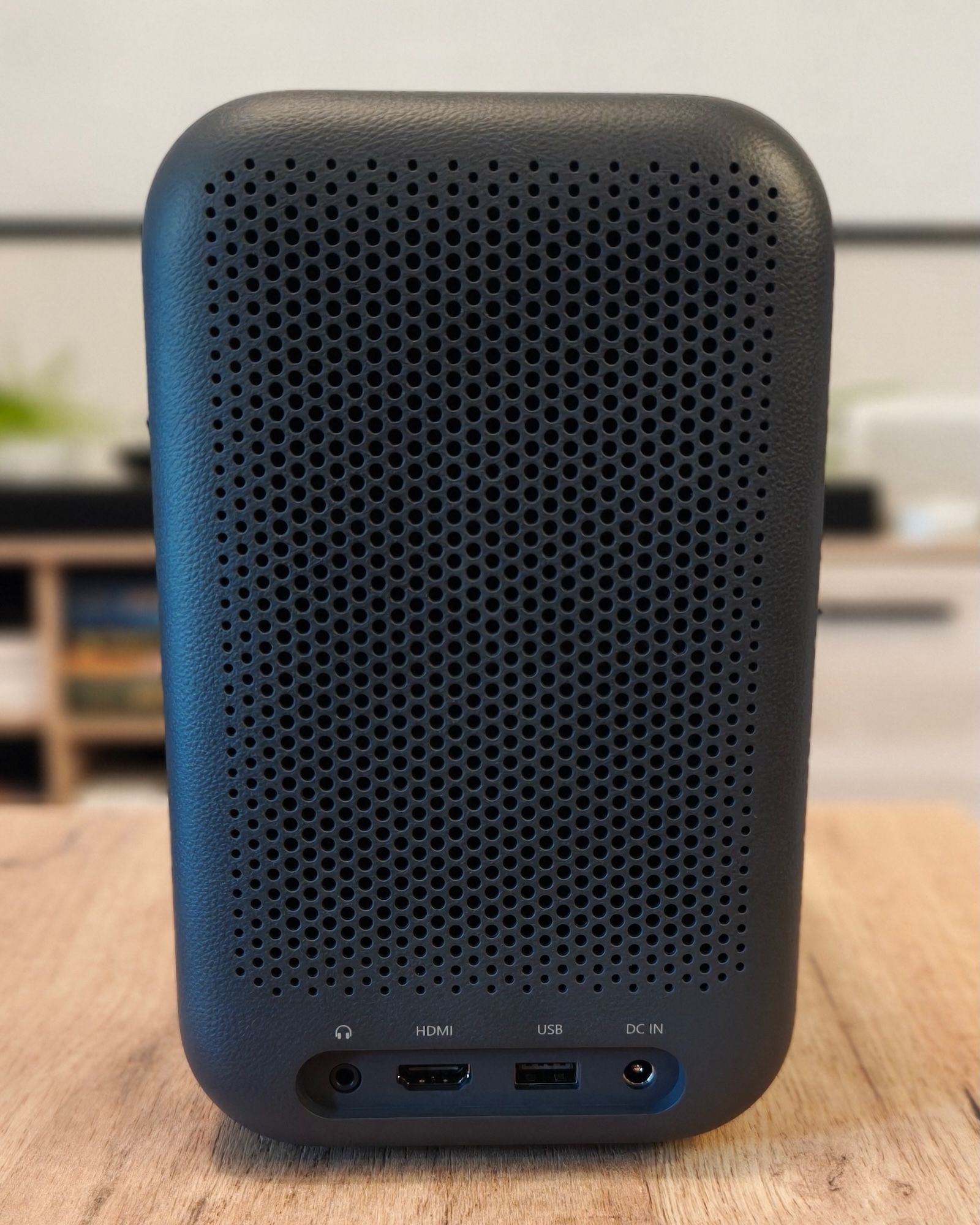 Tylny panel projektora Xiaomi L1 Pro z maskownicą oraz bardzo skromnym zestawem portów audio HDMI i USB u dołu