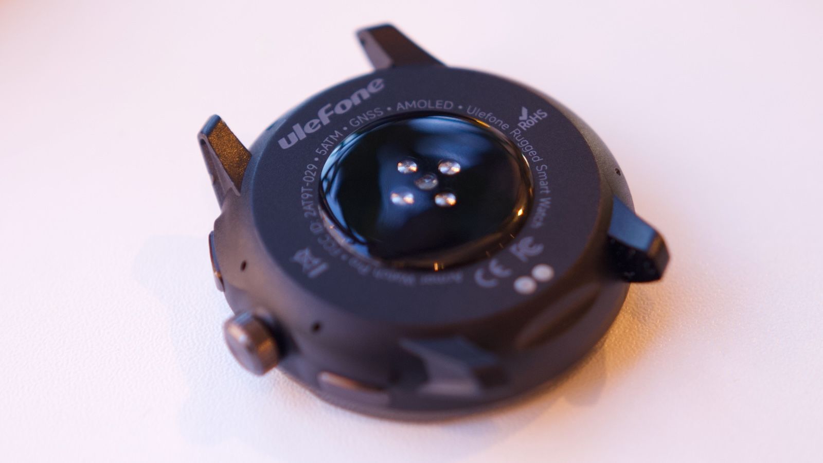 Tylny panel zegarka Ulefone Armor Watch Pro z widocznymi czujnikami biometrycznymi i stykami ładowania magnetycznego