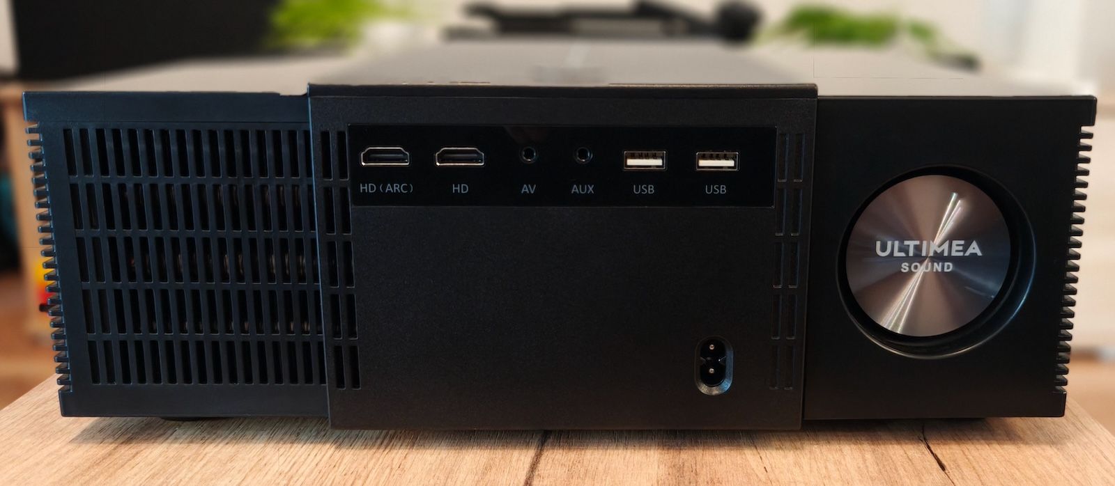 Tylny panel złączy Ultimea Apollo P60 z portami HDMI, USB, AV, AUX i głośnikiem ULTIMEA SOUND