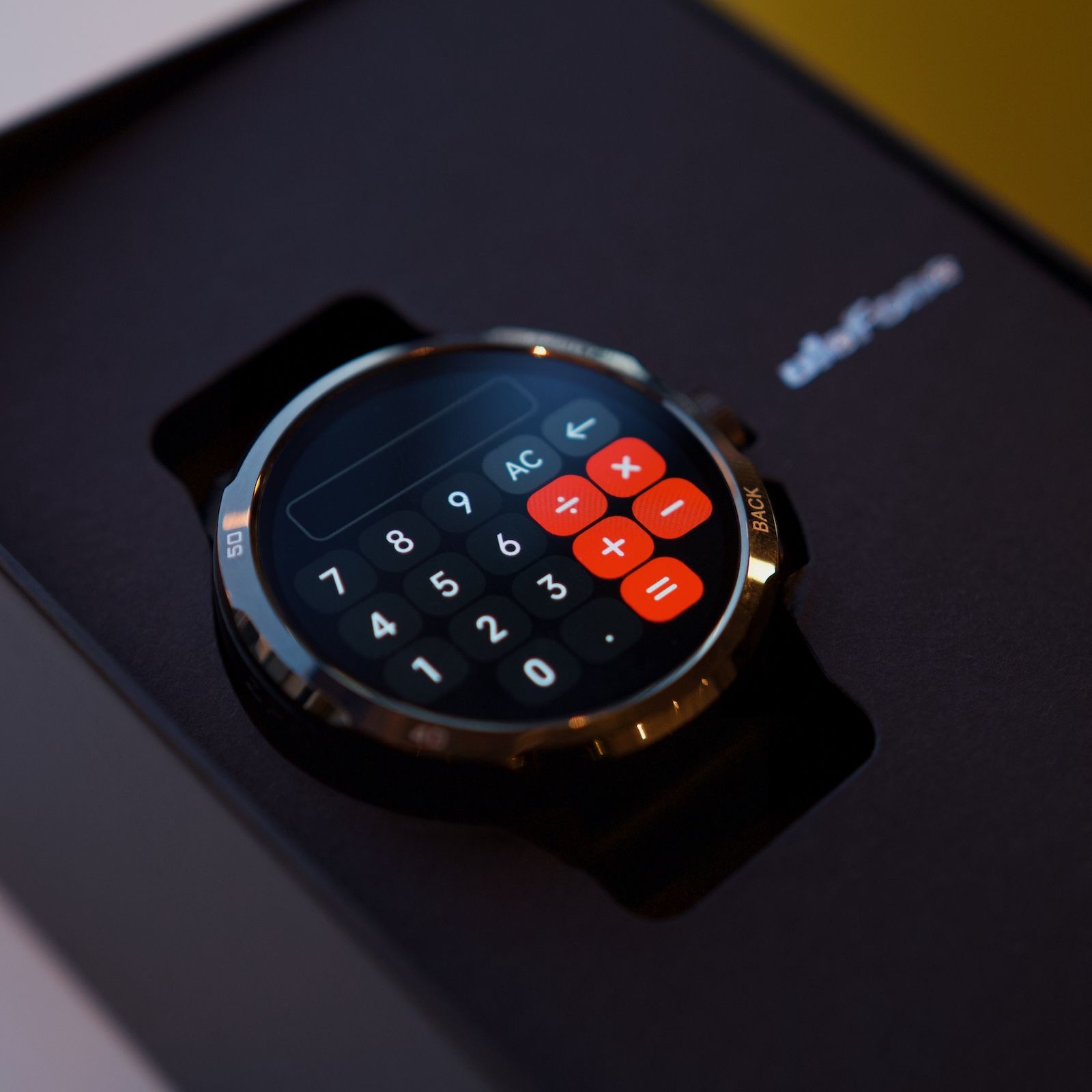 Wbudowana aplikacja kalkulatora z czerwonymi akcentami wyświetlana na dotykowym ekranie Ulefone Armor Watch Pro