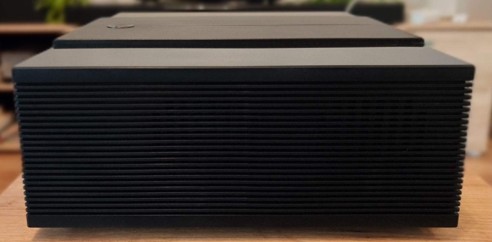 Zbliżenie na perforowaną maskownicę projektora Ultimea Apollo P60