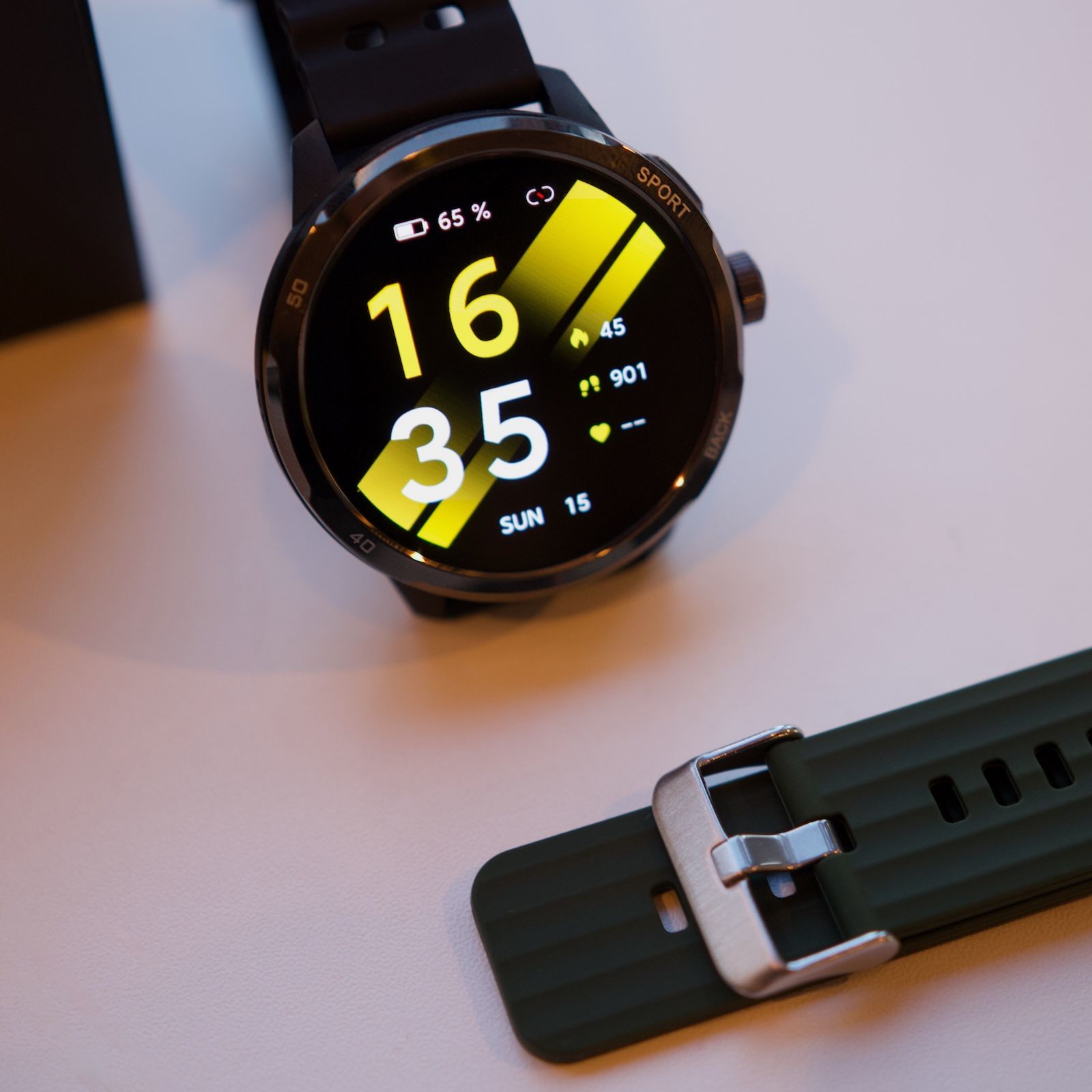 Zegarek Ulefone Armor Watch Pro z czarnym paskiem oraz leżący na pierwszym planie dodatkowy, zielony pasek z zestawu