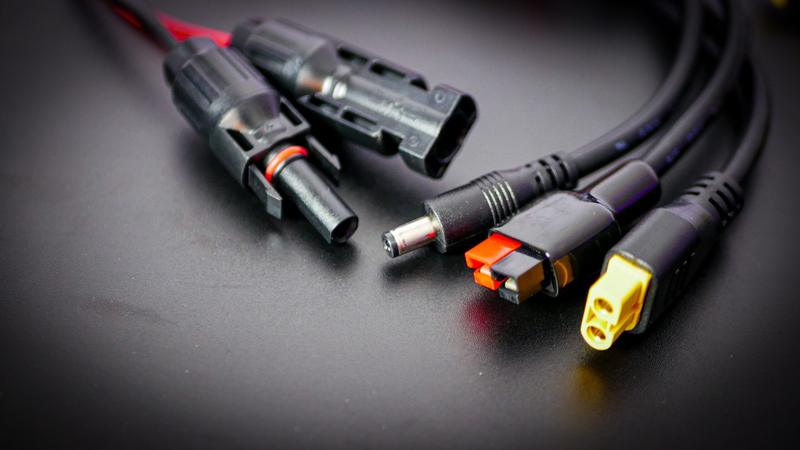 Ładowanie urządzeń mobilnych przy użyciu panelu Ctolity SPC200