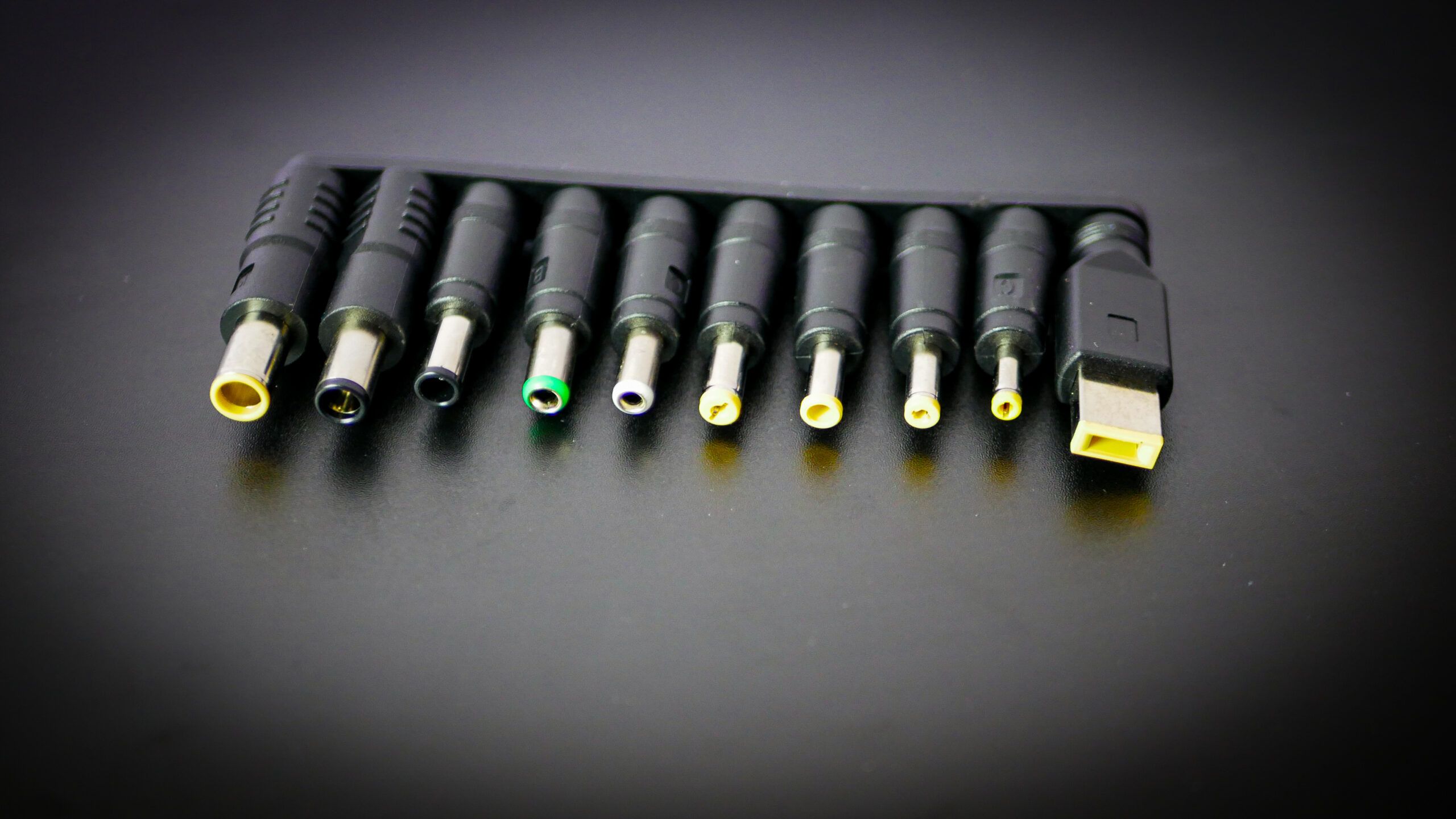 Panel słoneczny 200W w terenie ustawiony pod kątem do słońca