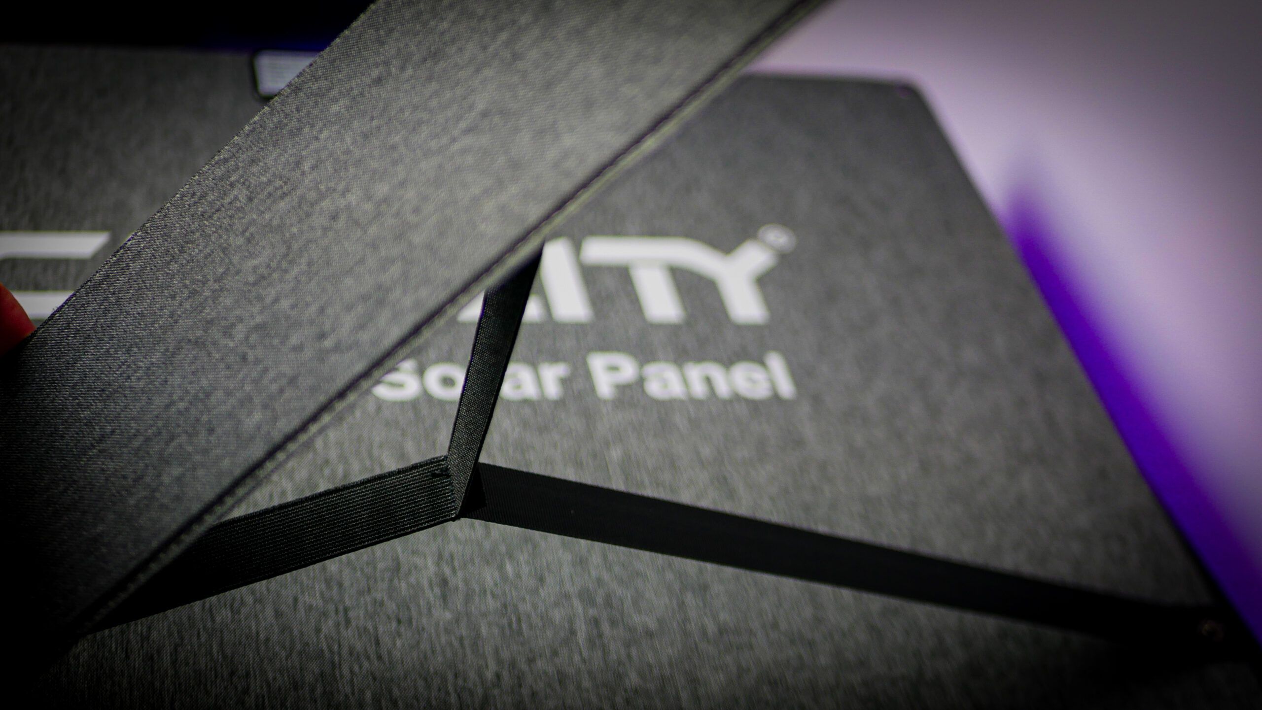 Rozłożony panel fotowoltaiczny Ctolity SPC200 podczas biwaku