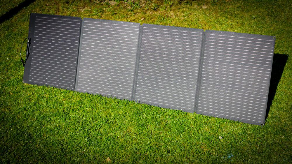 Rozłożony panel fotowoltaiczny Ctolity SPC200 podczas biwaku