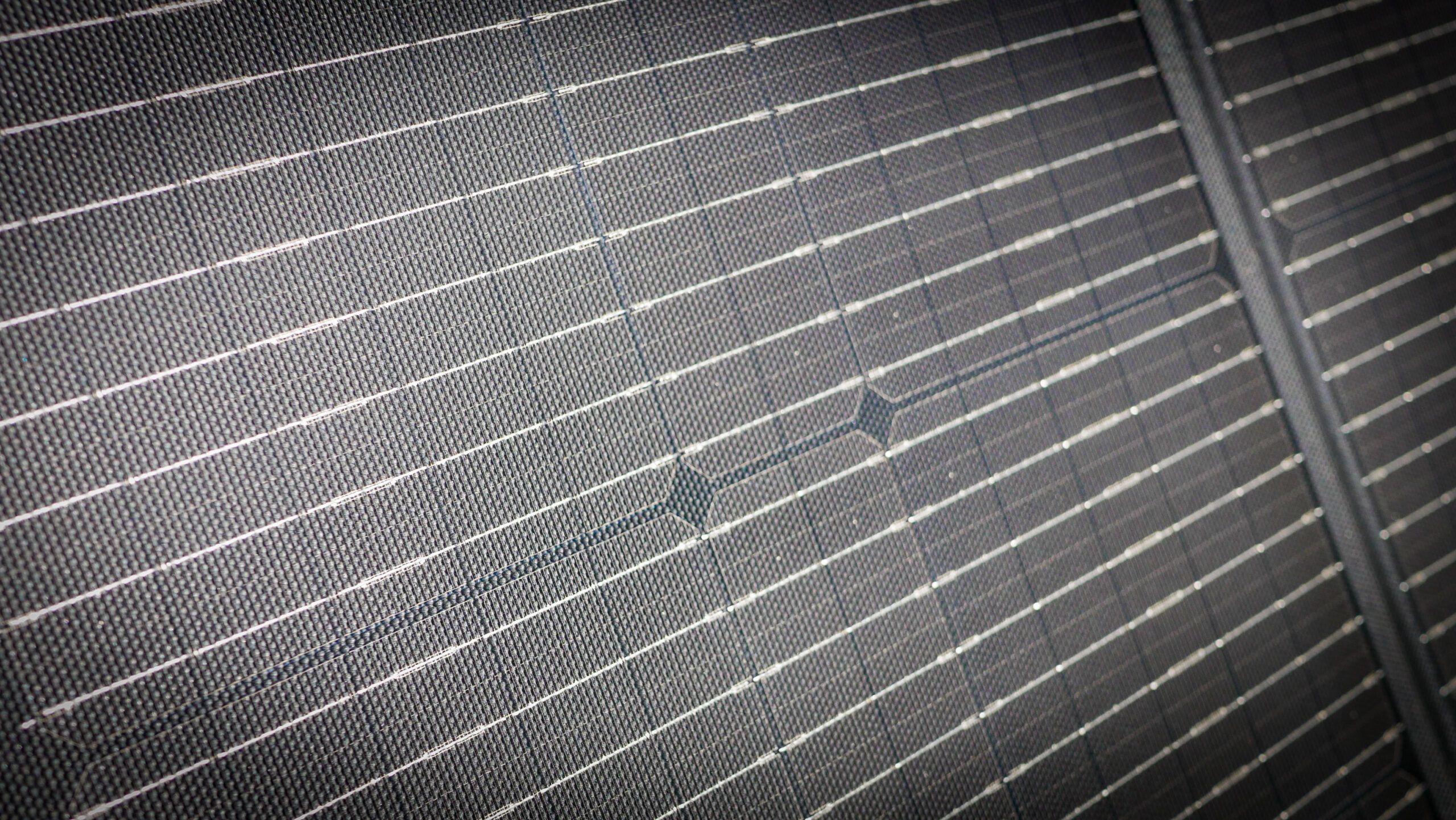 Panel słoneczny 200W w terenie ustawiony pod kątem do słońca