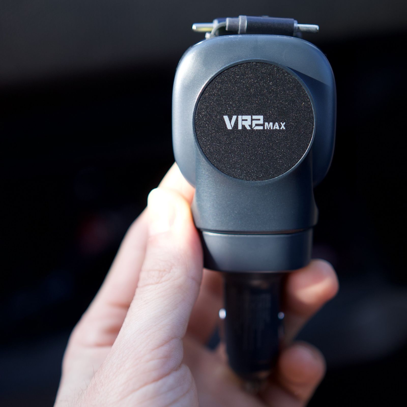 Boczny profil potężnej ładowarki samochodowej Baseus PrimeTrip VR2 Max z napisem na boku