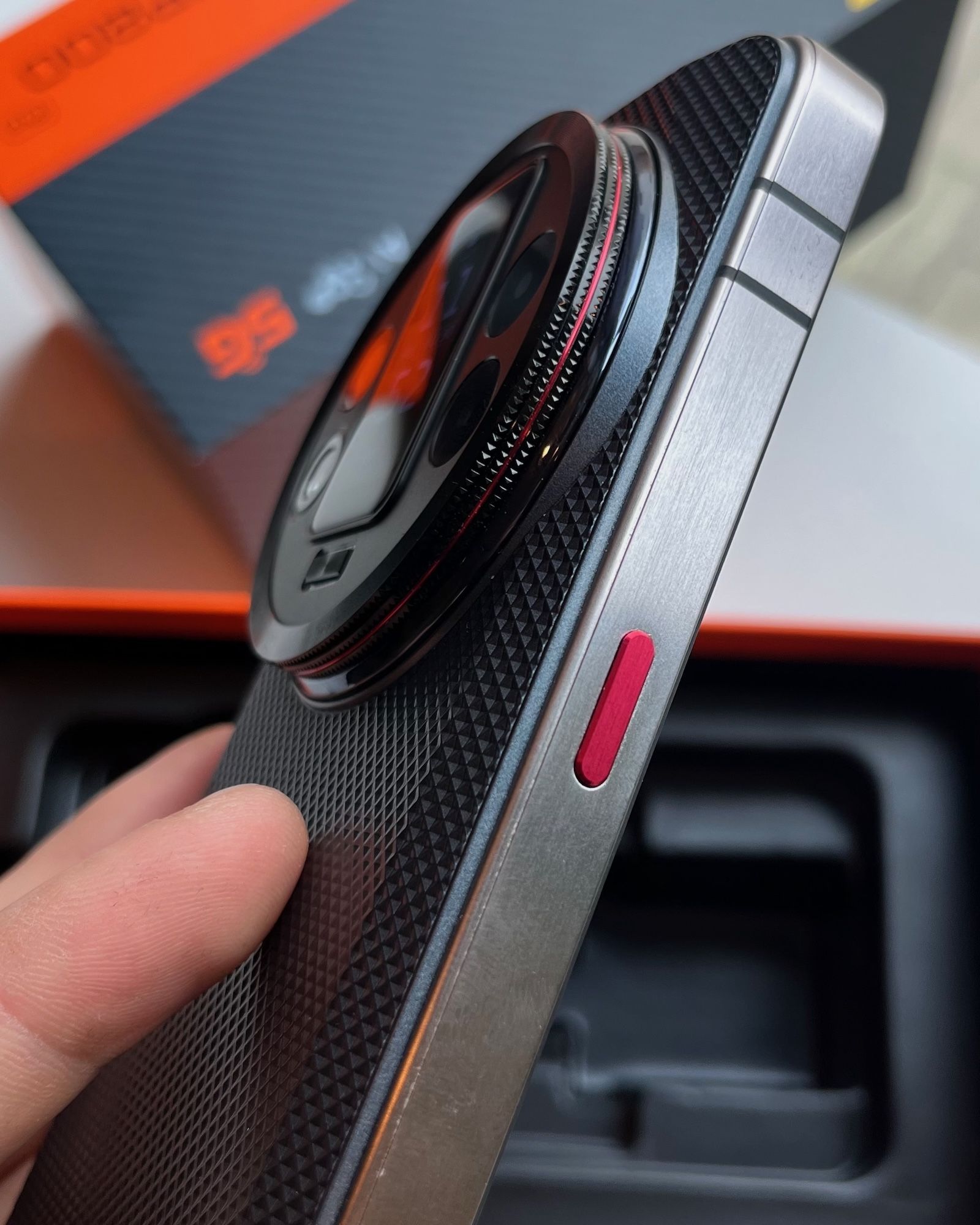 Czerwony przycisk funkcyjny i metalowa krawędź pancernego smartfona Oukitel WP200 Pro