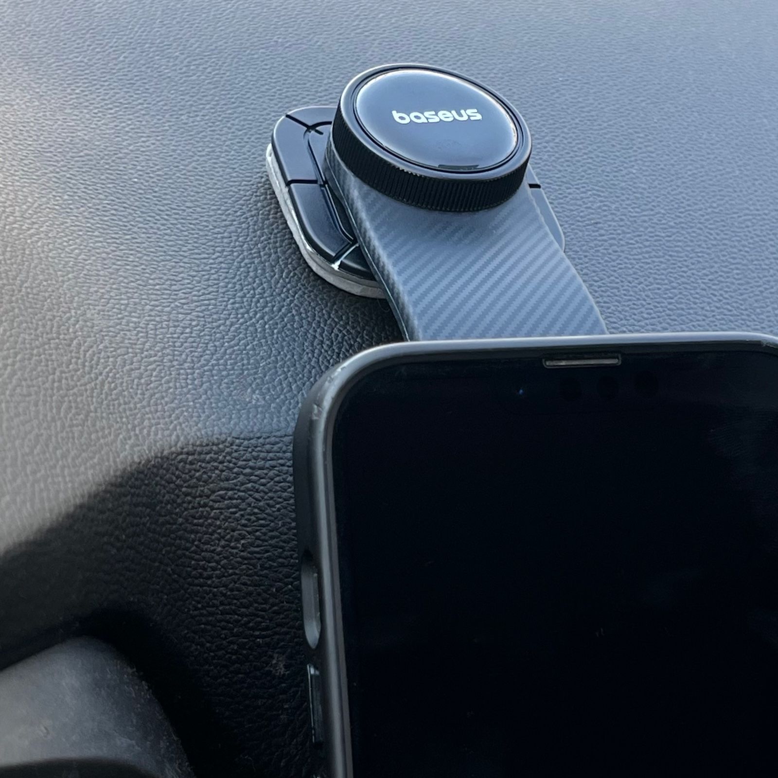 Detal mocowania magnetycznego w uchwycie Baseus PrimeTrip C03 tuż nad ekranem smartfona