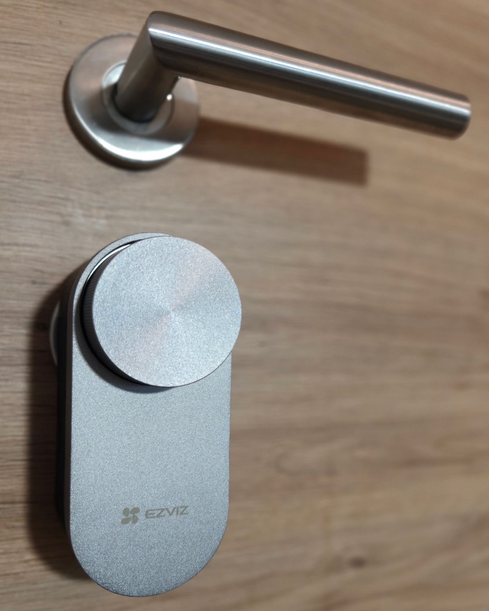 Główny moduł inteligentnego zamka EZVIZ DL01 Pro zamontowany od wewnątrz mieszkania pod klamką