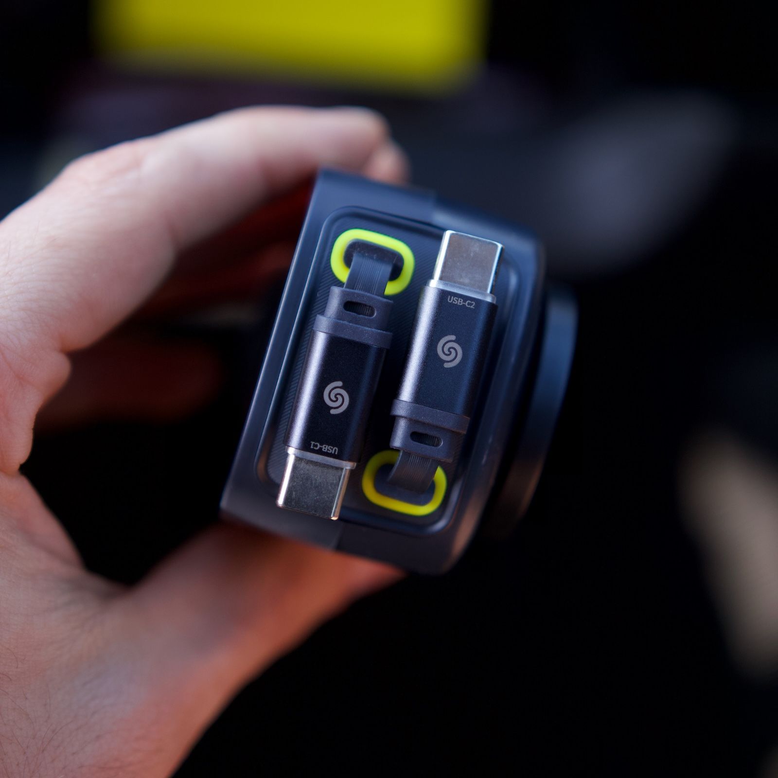 Górny panel ładowarki samochodowej Baseus PrimeTrip VR2 Max z dwoma schowanymi wtyczkami kabli USB-C